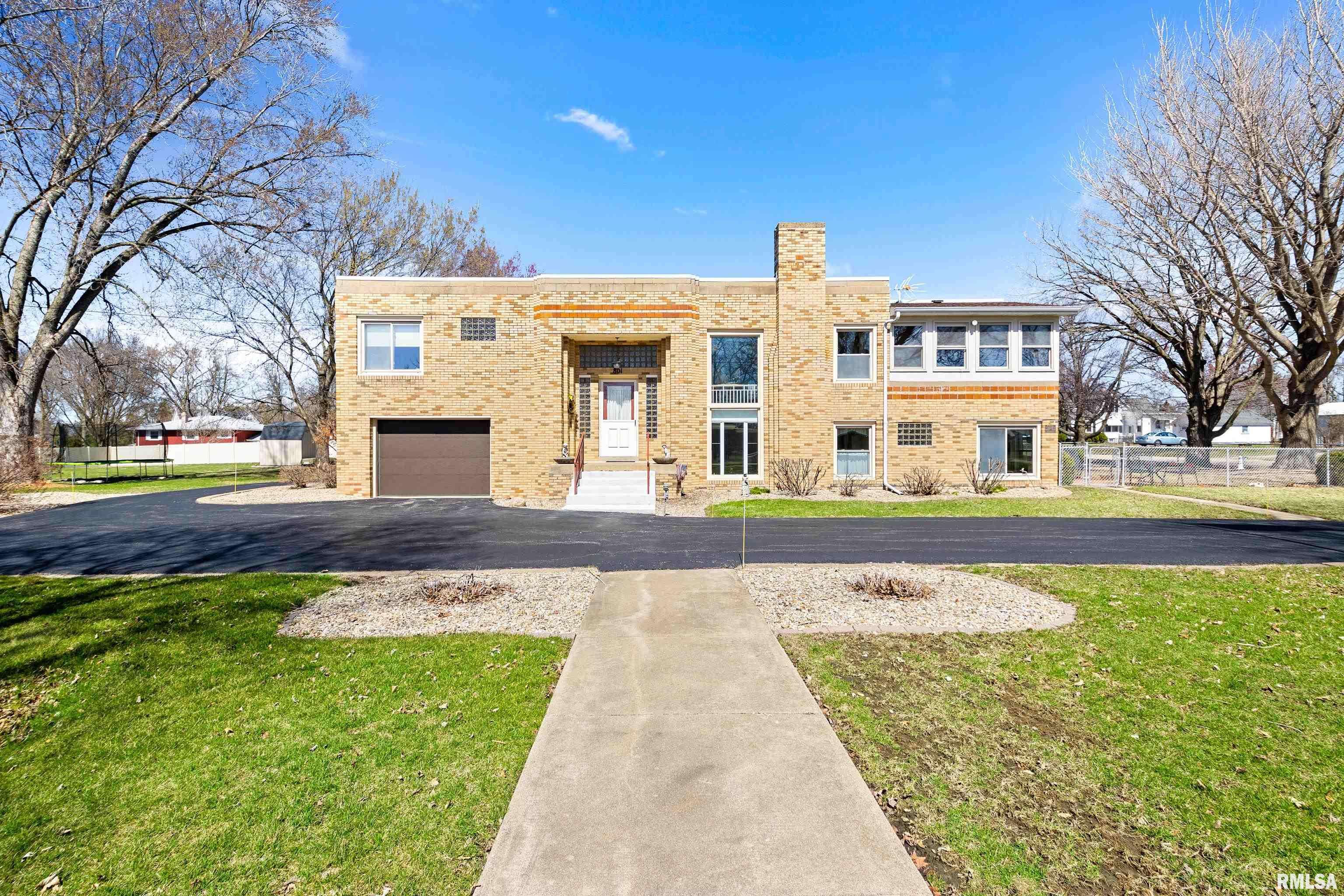 Elmwood, IL 61529,801 W MAIN ST