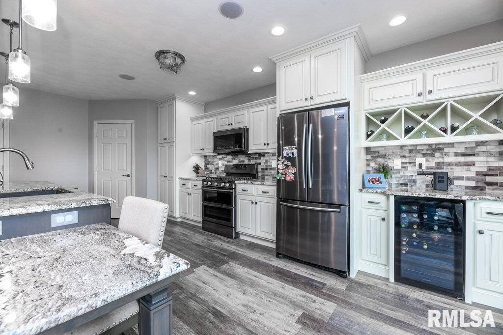 East Peoria, IL 61611,208 HARBOR POINTE DR