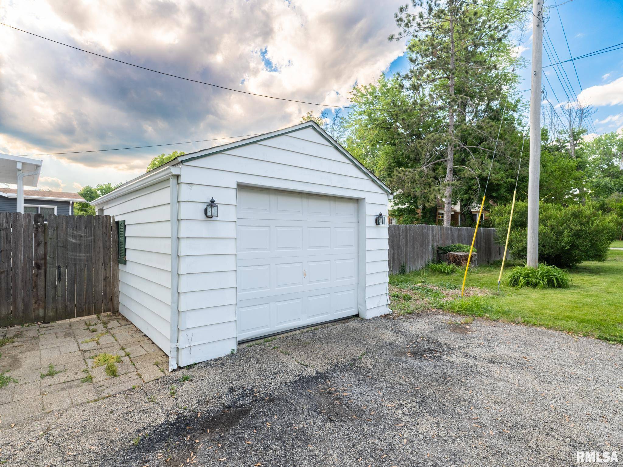 East Peoria, IL 61611,2207 FONDULAC DR
