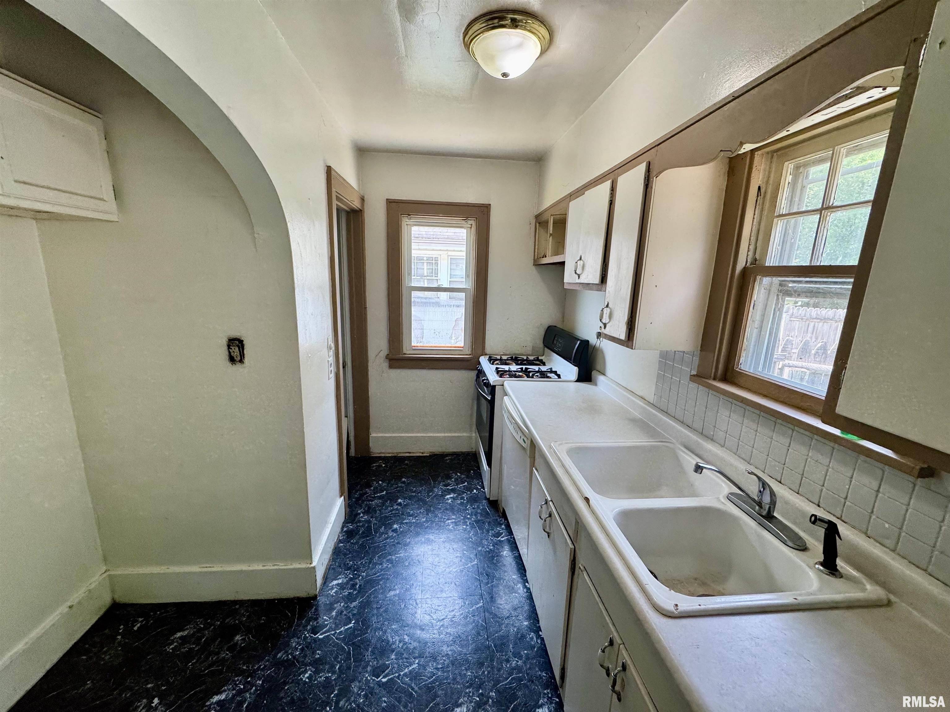 Peoria, IL 61604,911 W GIFT AVE