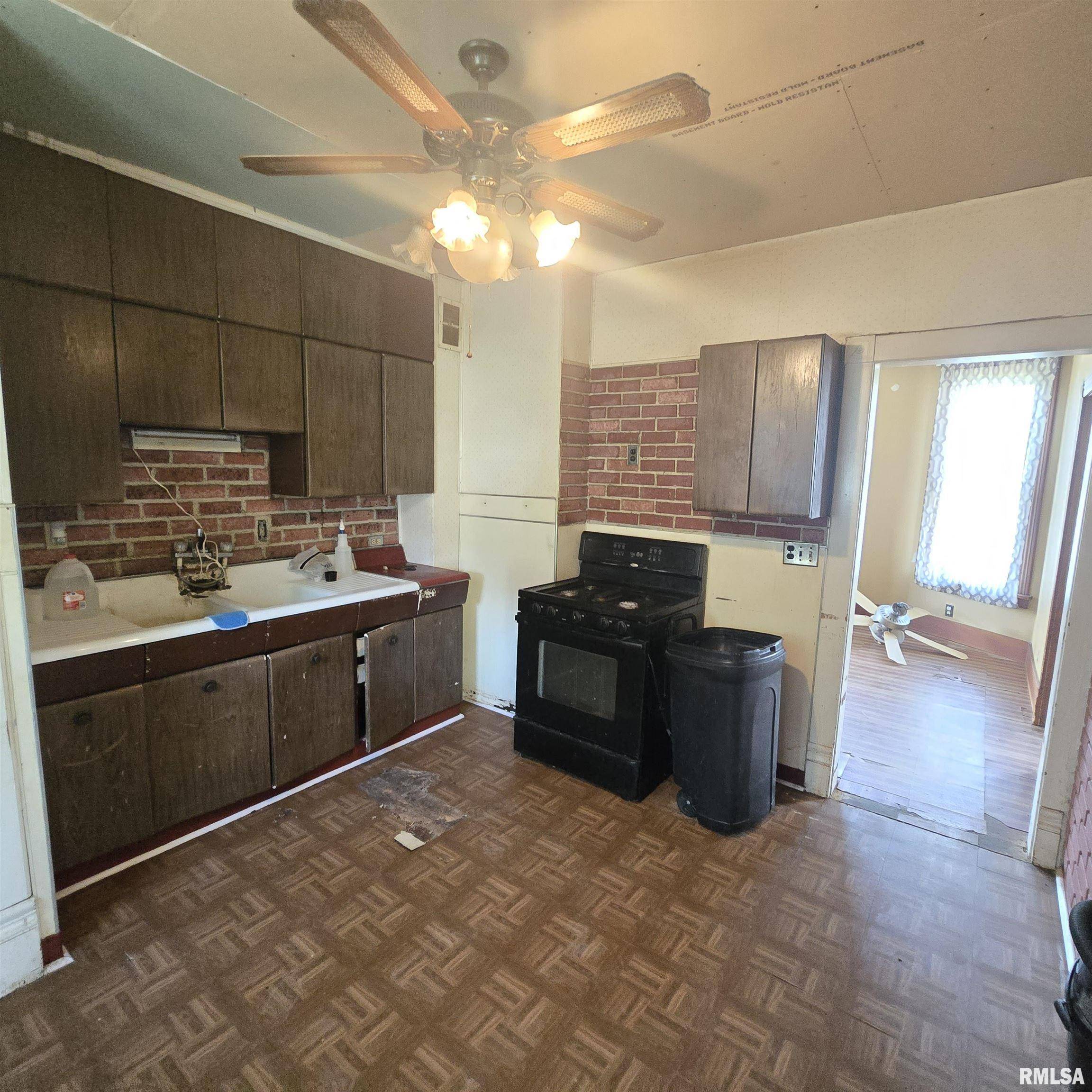Wyoming, IL 61491,303 S 7TH ST