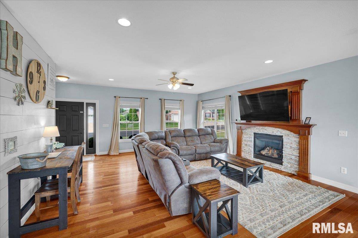 Washington, IL 61571,819 GRANDYLE DR