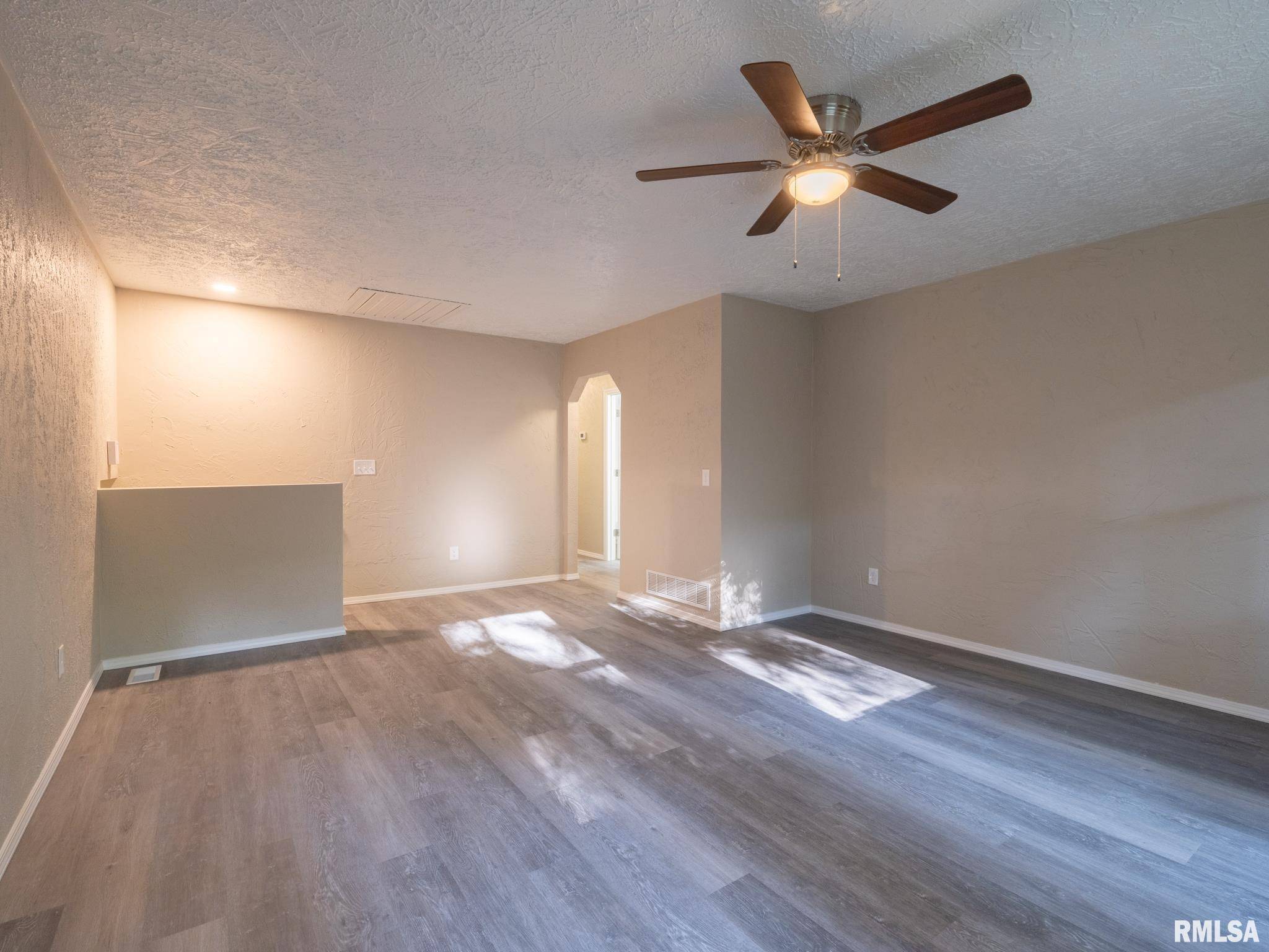 Delavan, IL 61734,7711 LINDEN LN