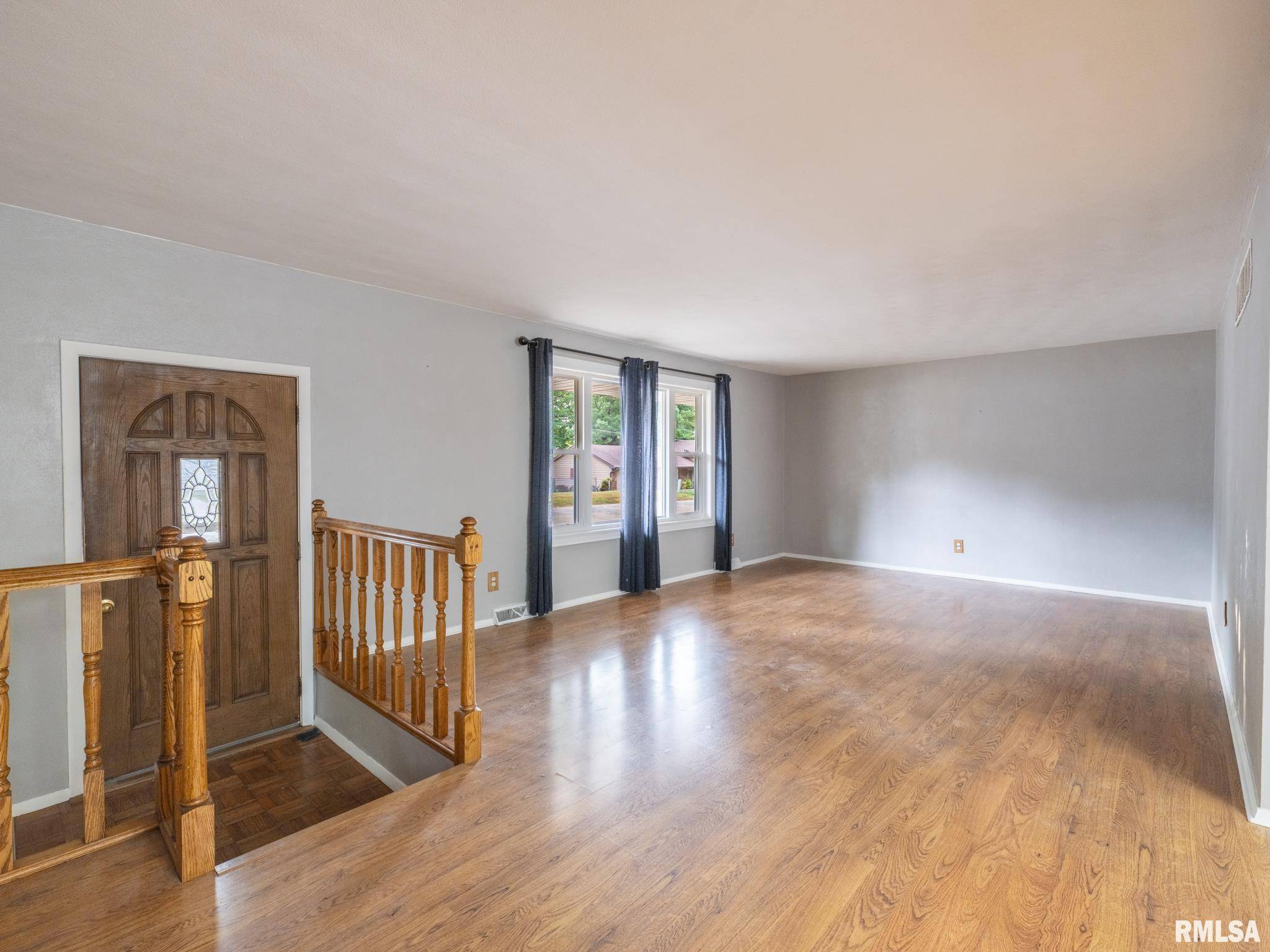 Creve Coeur, IL 61610,404 RAINBOW DR