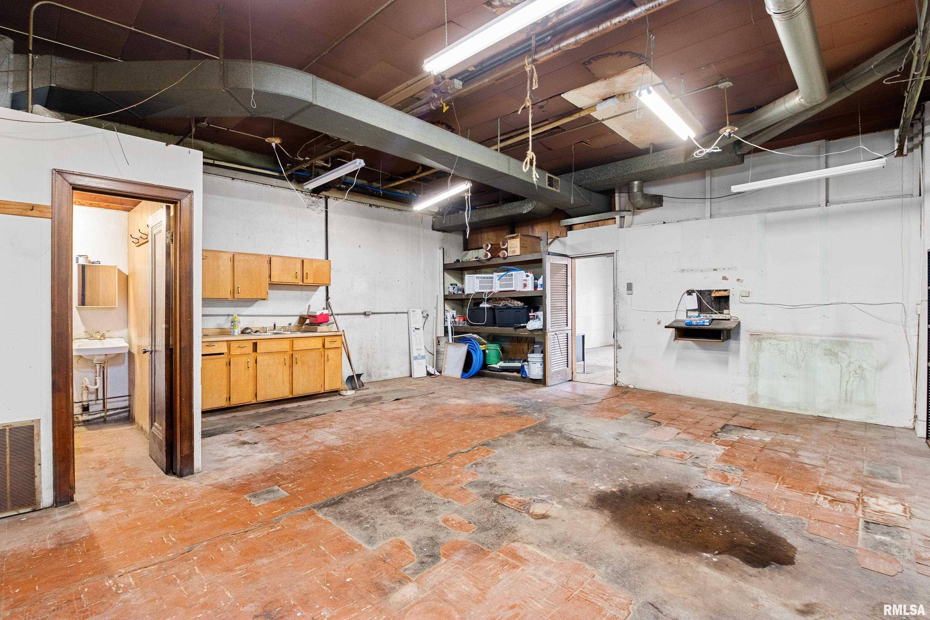 Creve Coeur, IL 61610,109-111 S MAIN ST