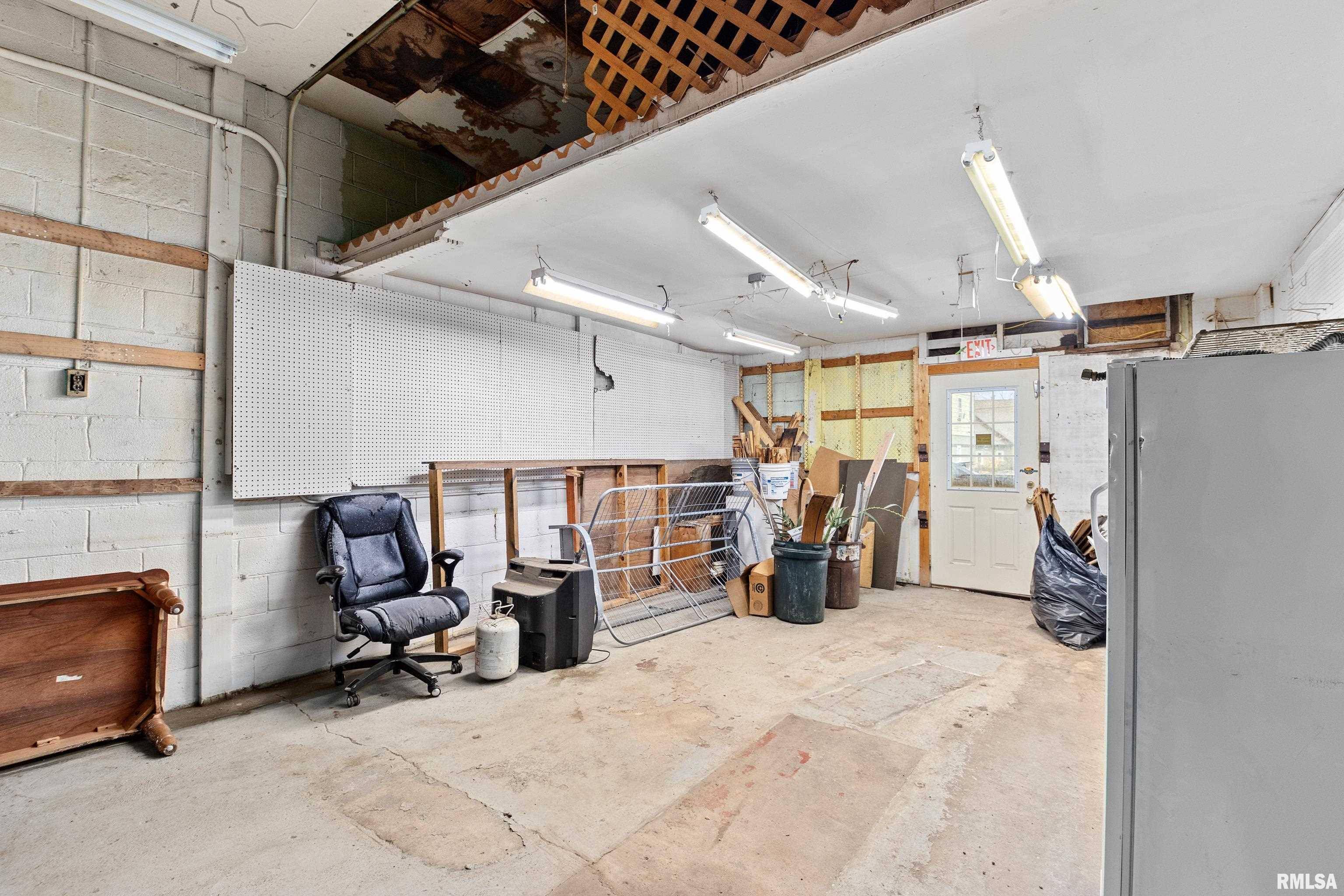 Creve Coeur, IL 61610,109-111 S MAIN ST