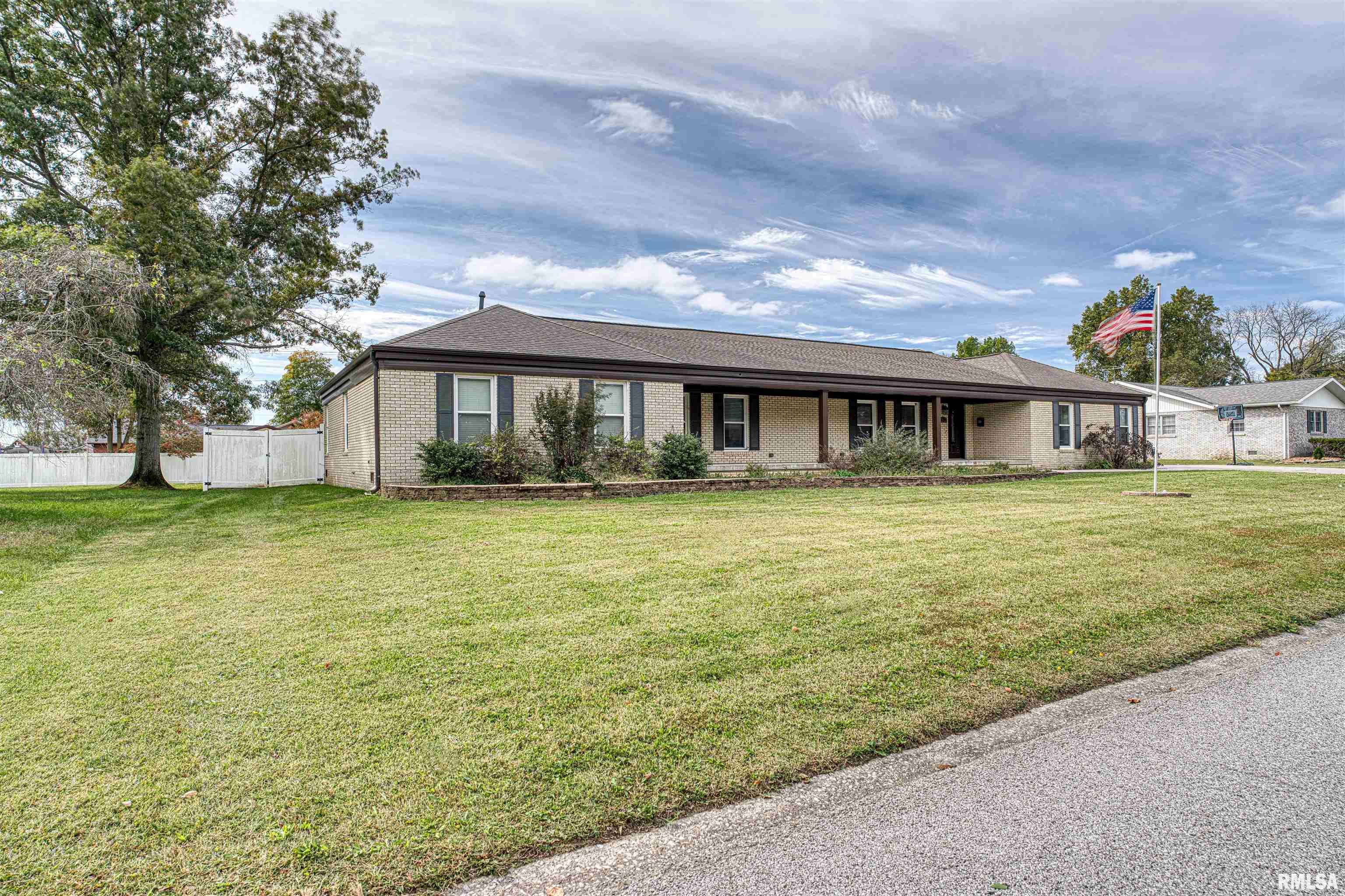 Carmi, IL 62821,513 Abelson DR