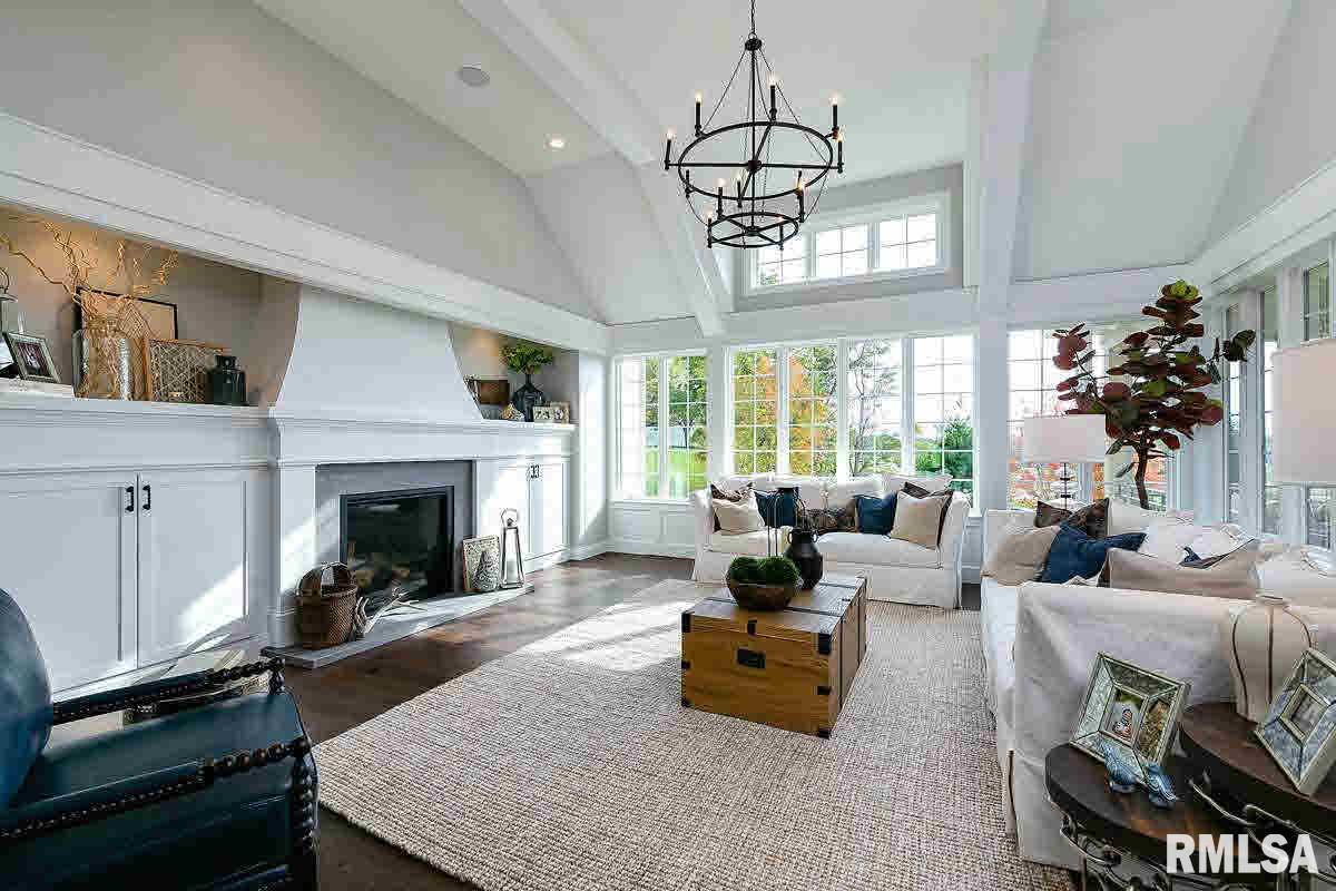 Bettendorf, IA 52722,4877 WOODLAND DR