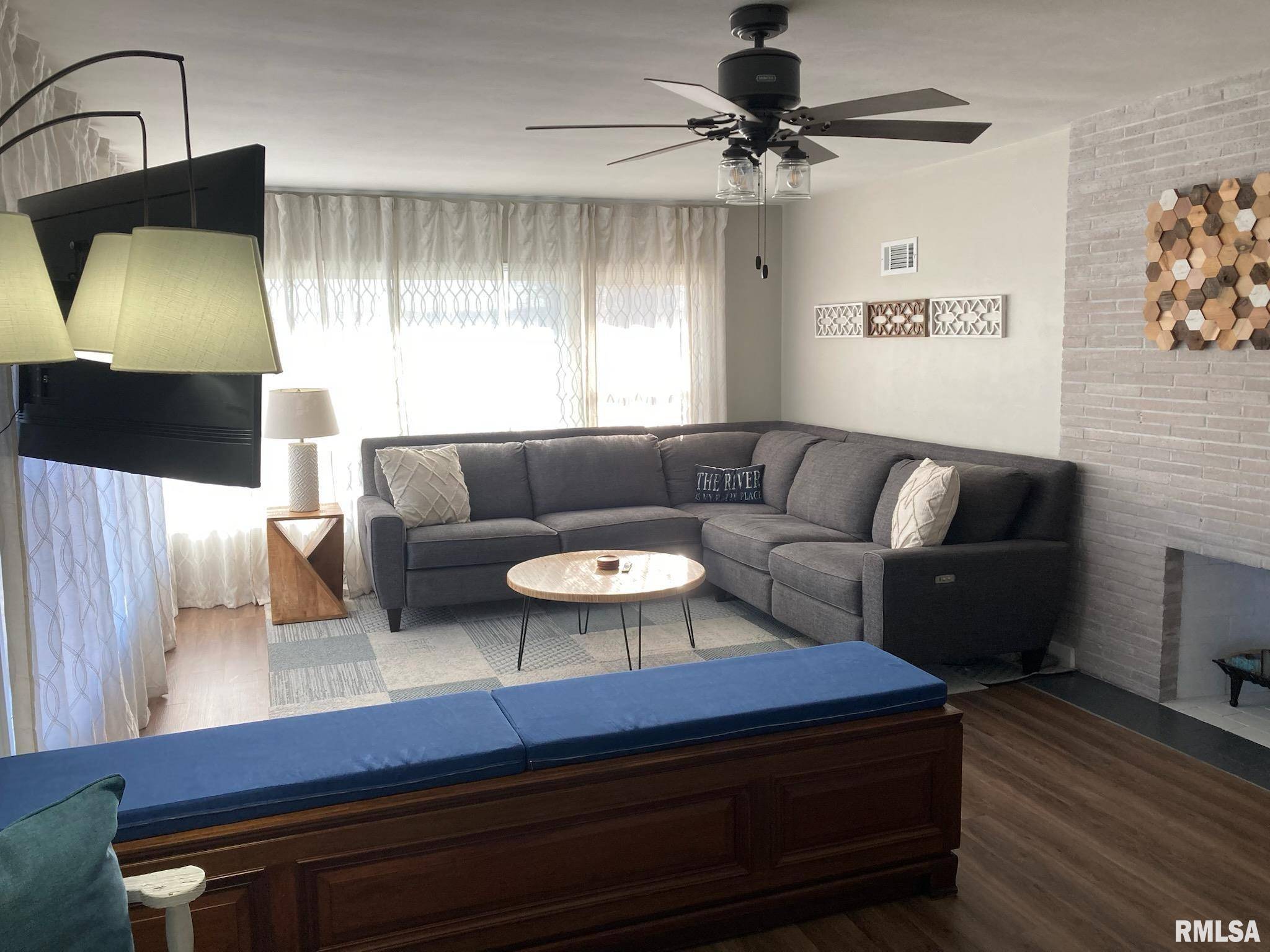 Le Claire, IA 52753,414 S 2ND ST