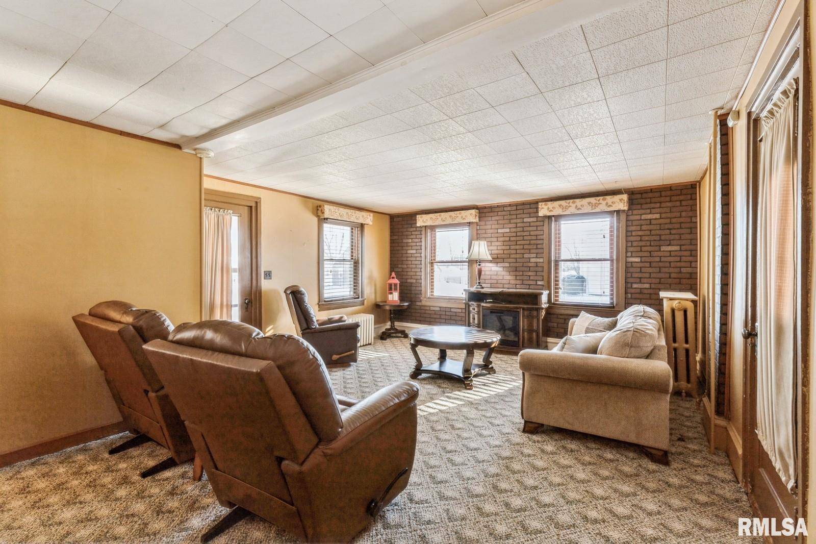 De Witt, IA 52742,603 4TH AVE
