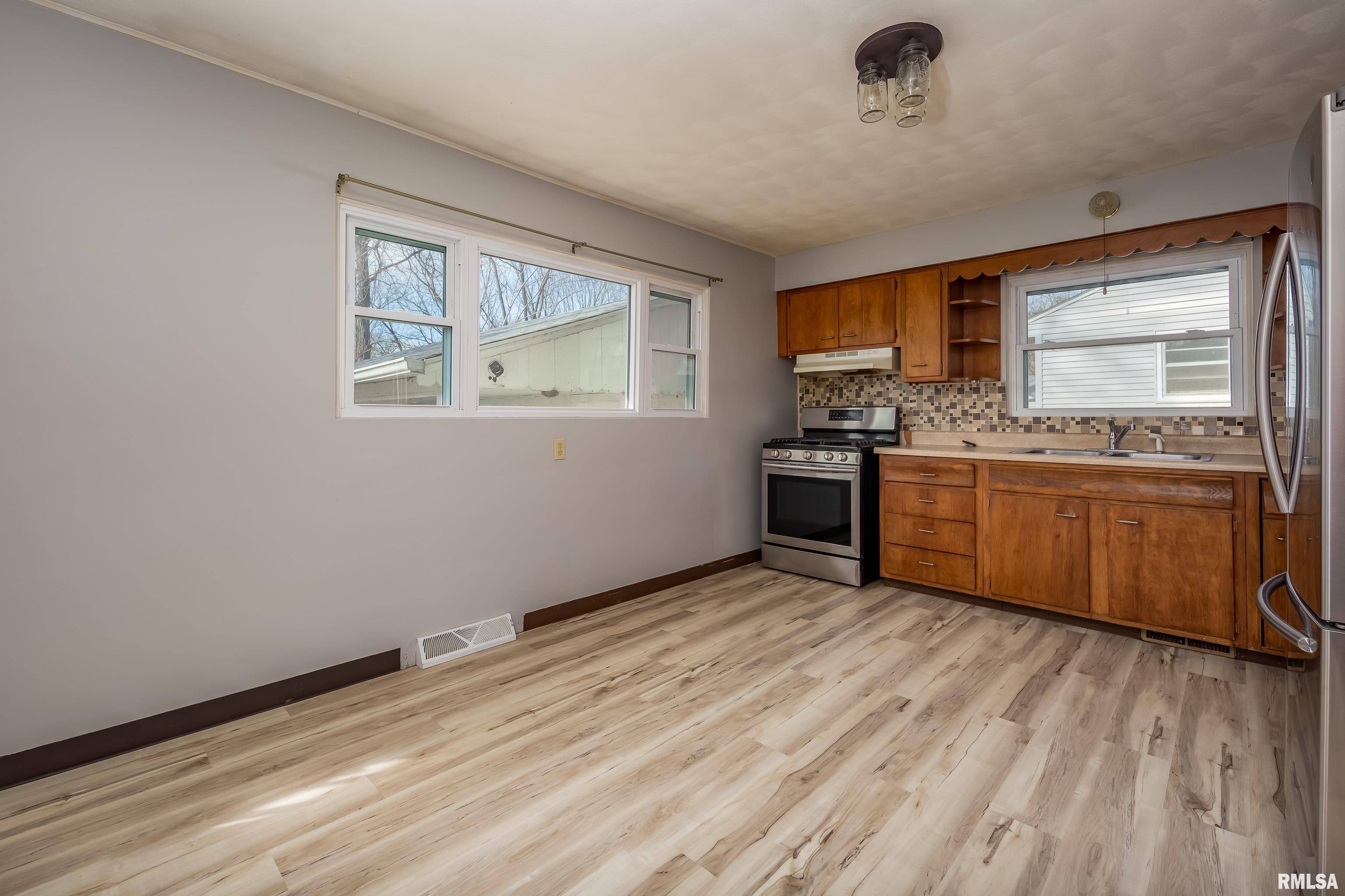 Silvis, IL 61282,206 CLIFF DR