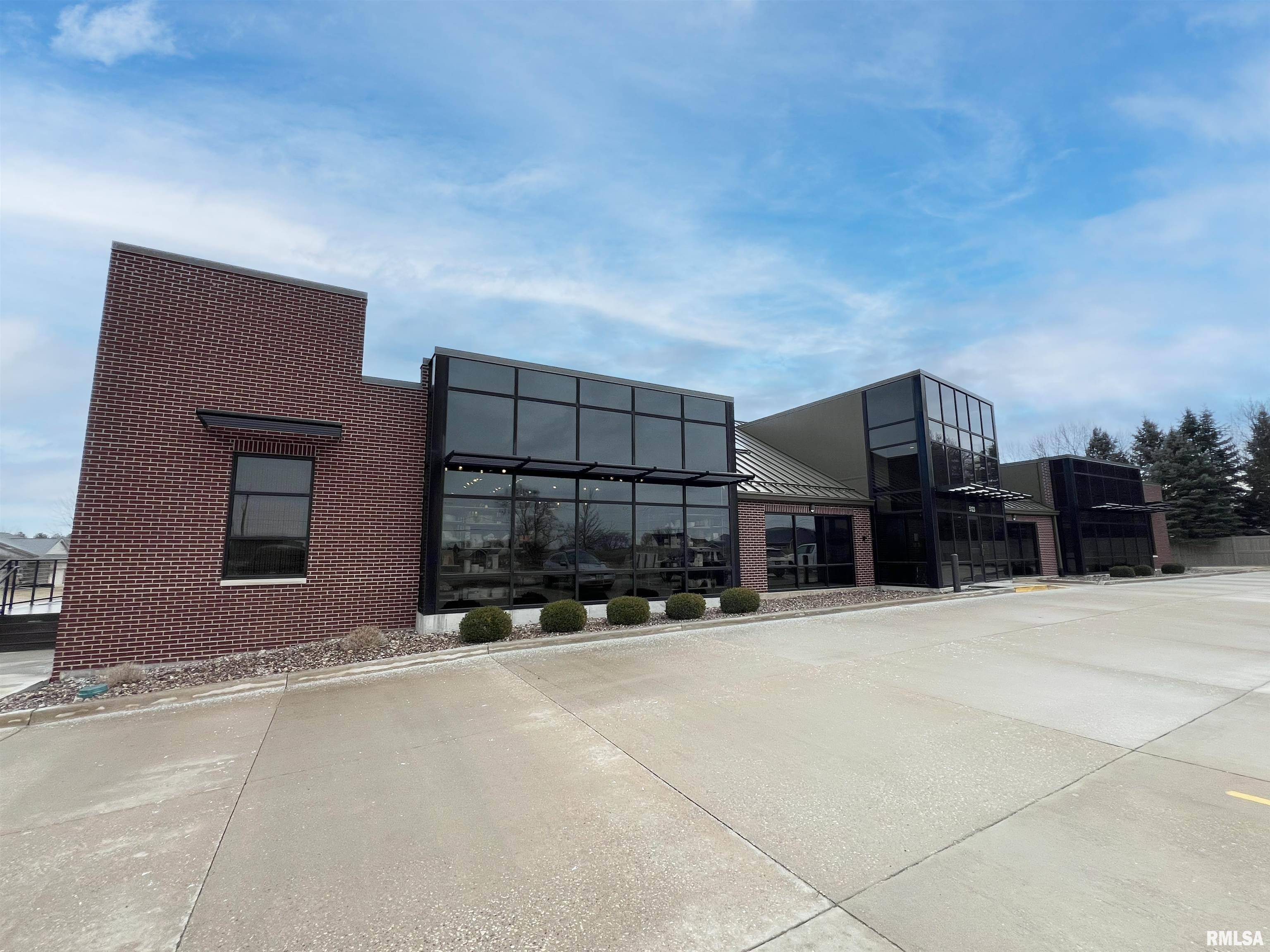 Bettendorf, IA 52722,5123 MIDDLE RD #110 & 120