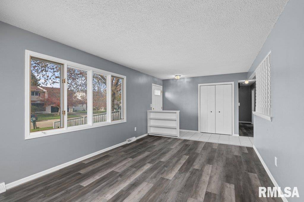 Clinton, IA 52732,1651 S 7TH AVE