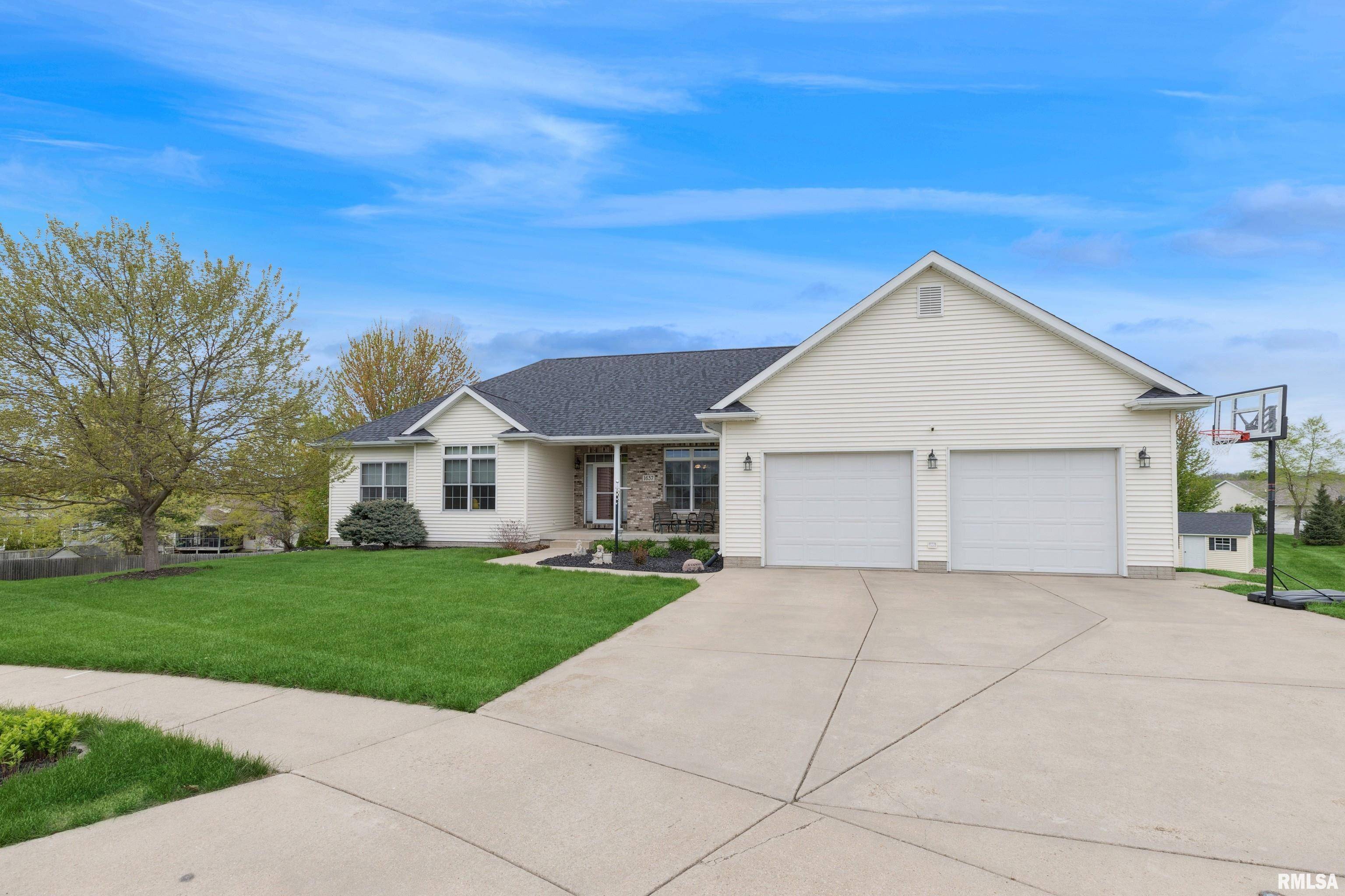 De Witt, IA 52742,1637 HICKORY BEND CT