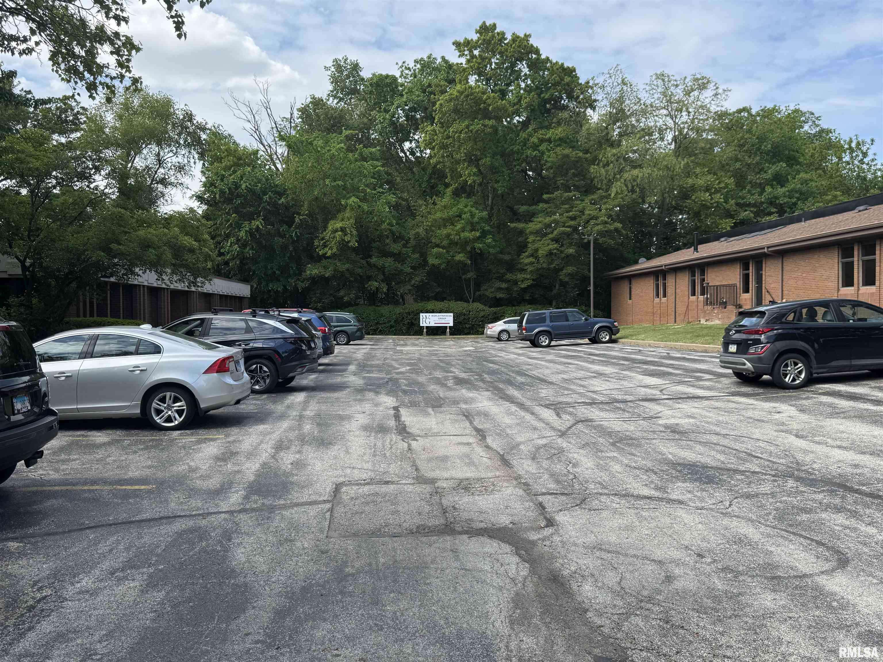 Moline, IL 61265,609 35TH AVE #Lower Level