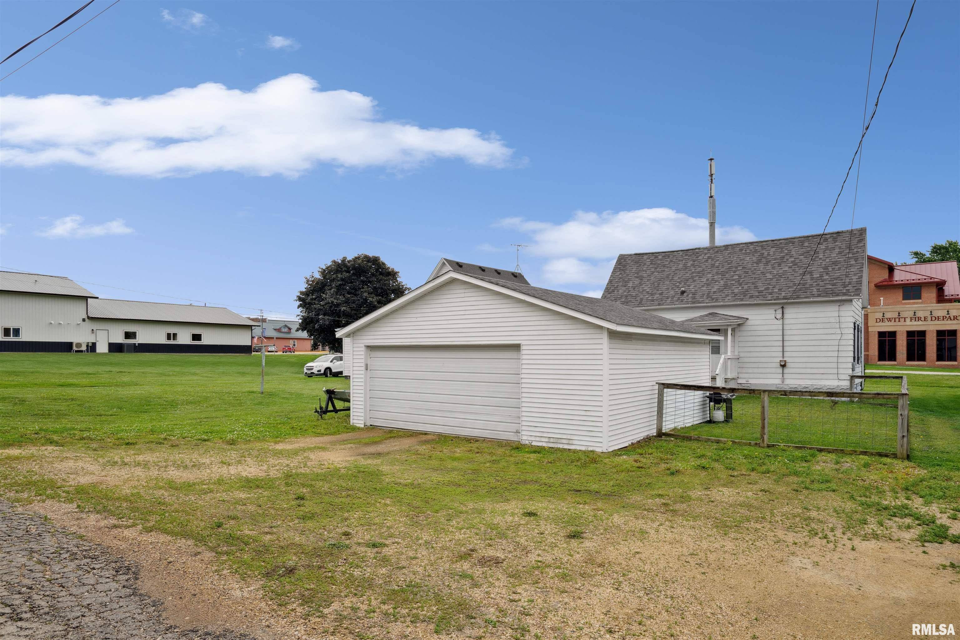 De Witt, IA 52742,716 10TH ST