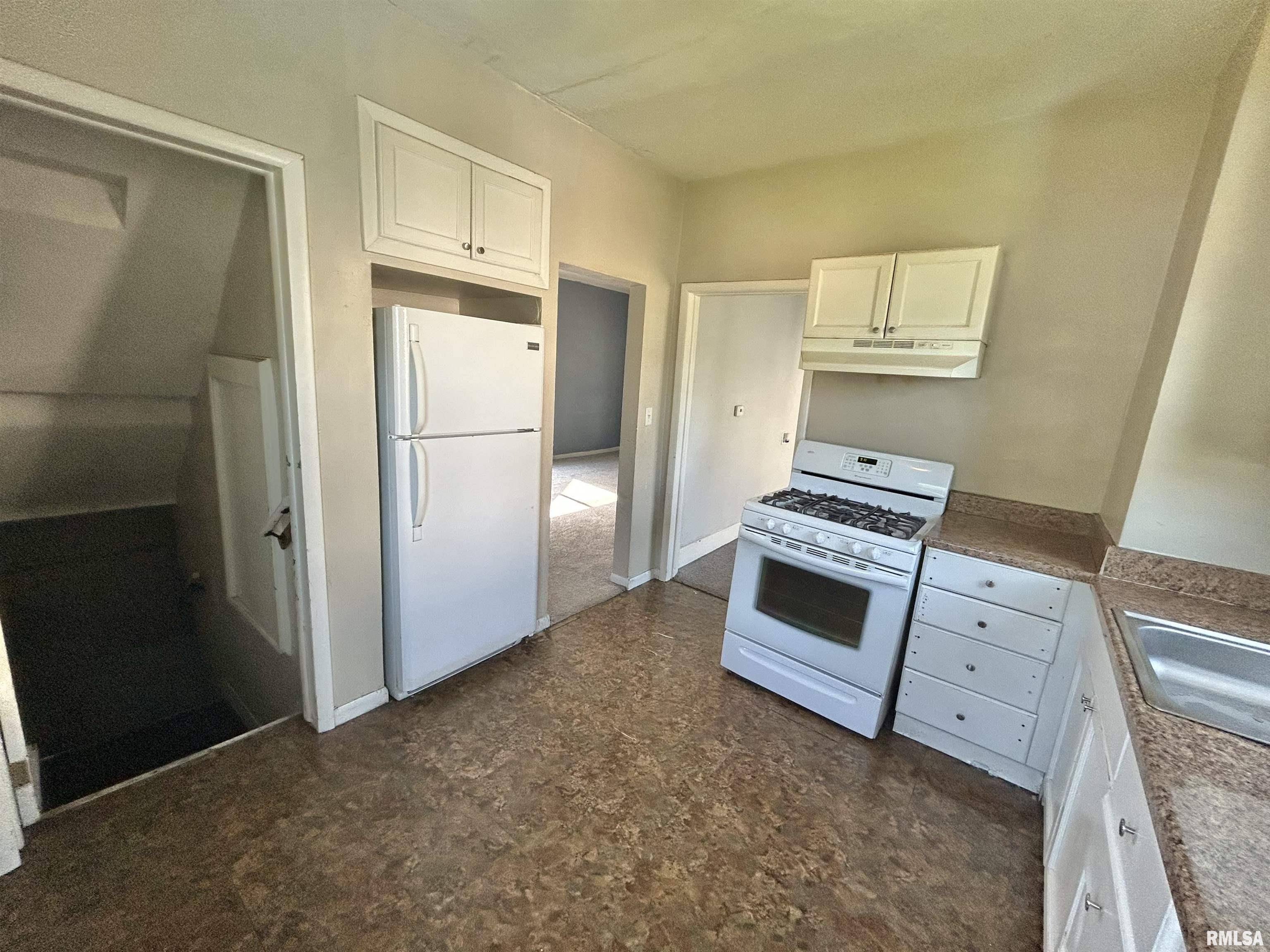 East Moline, IL 61244,239 15TH AVE