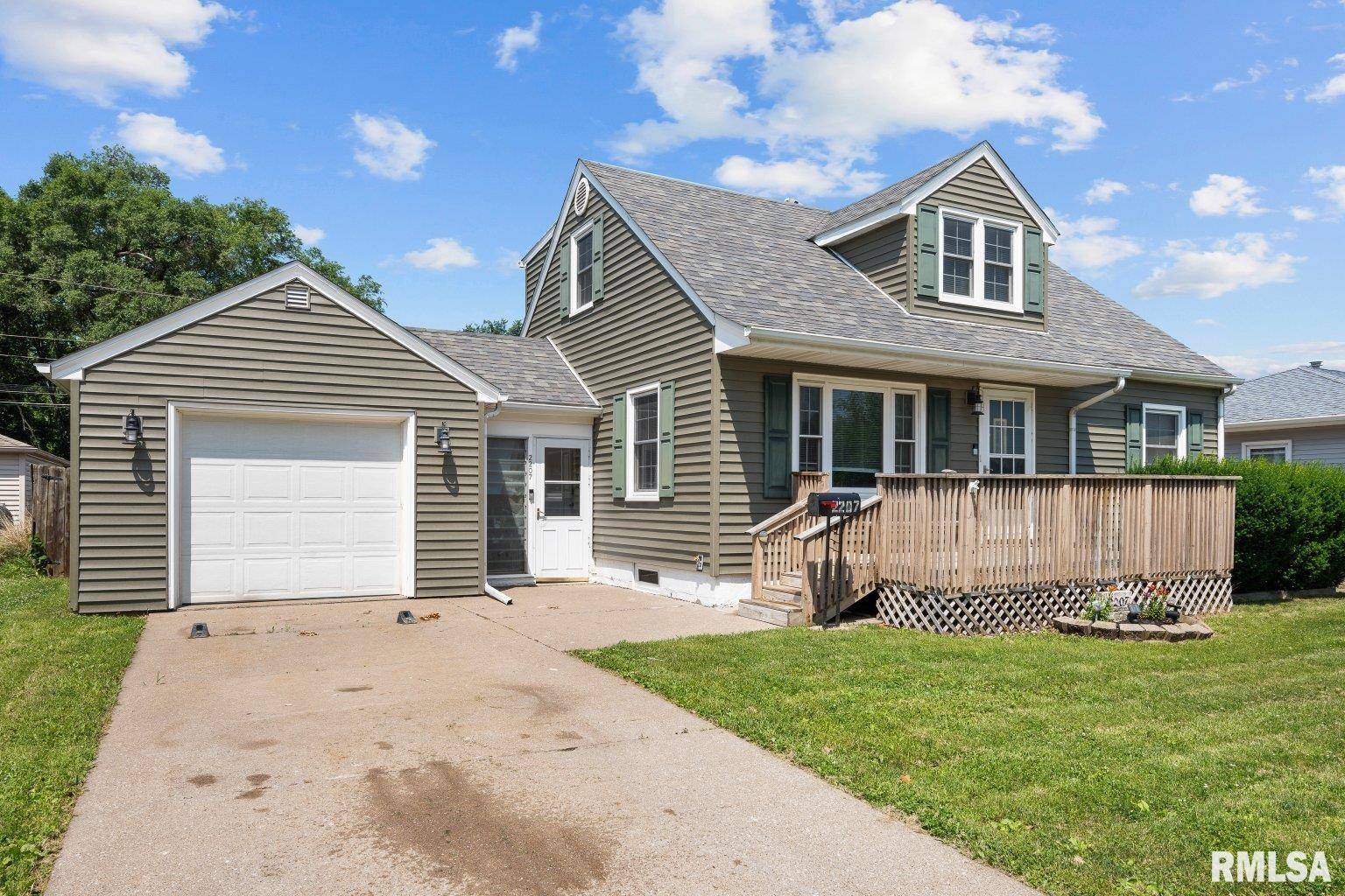 East Moline, IL 61244,2207 4TH Street A