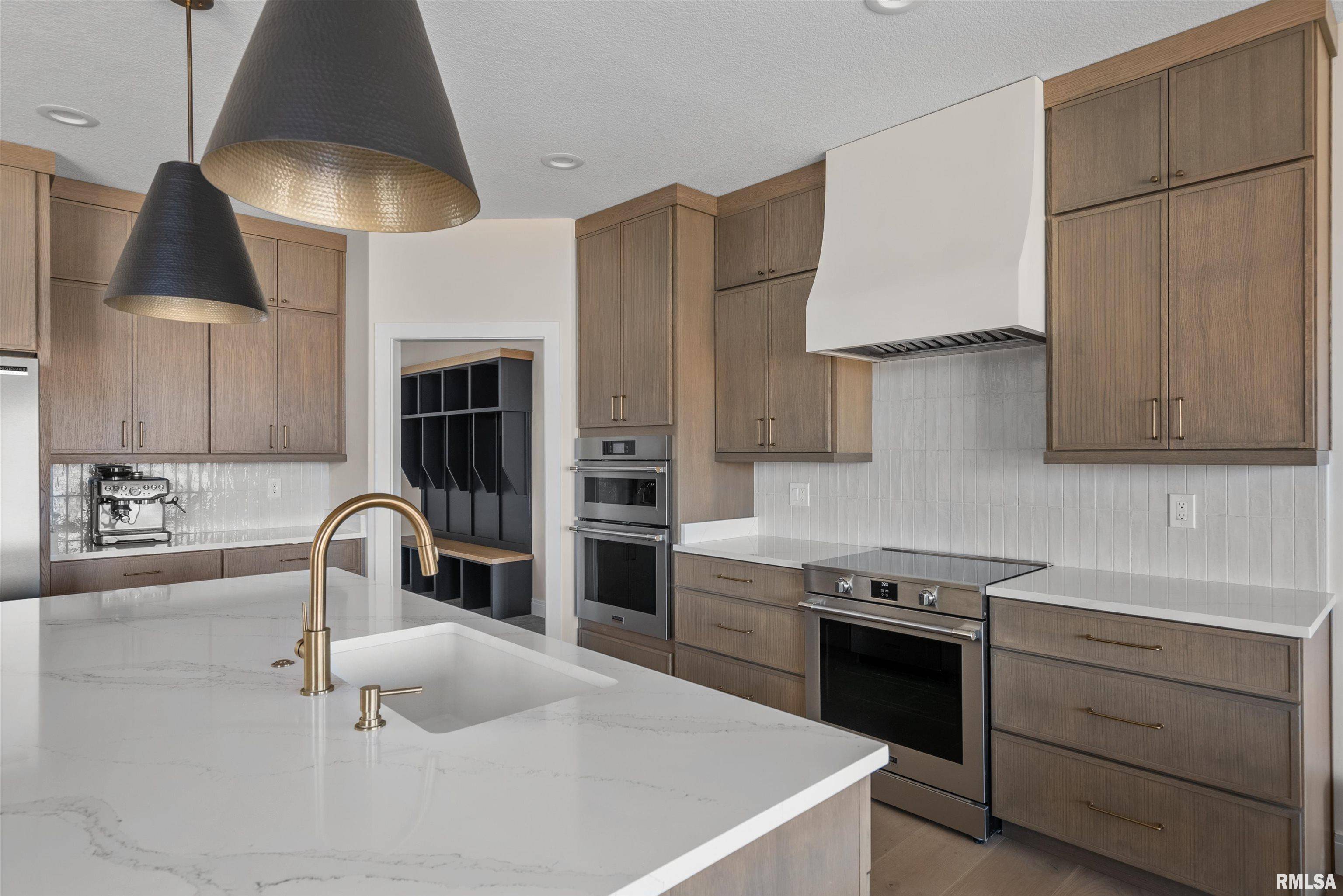 Bettendorf, IA 52722,24024 185TH ST