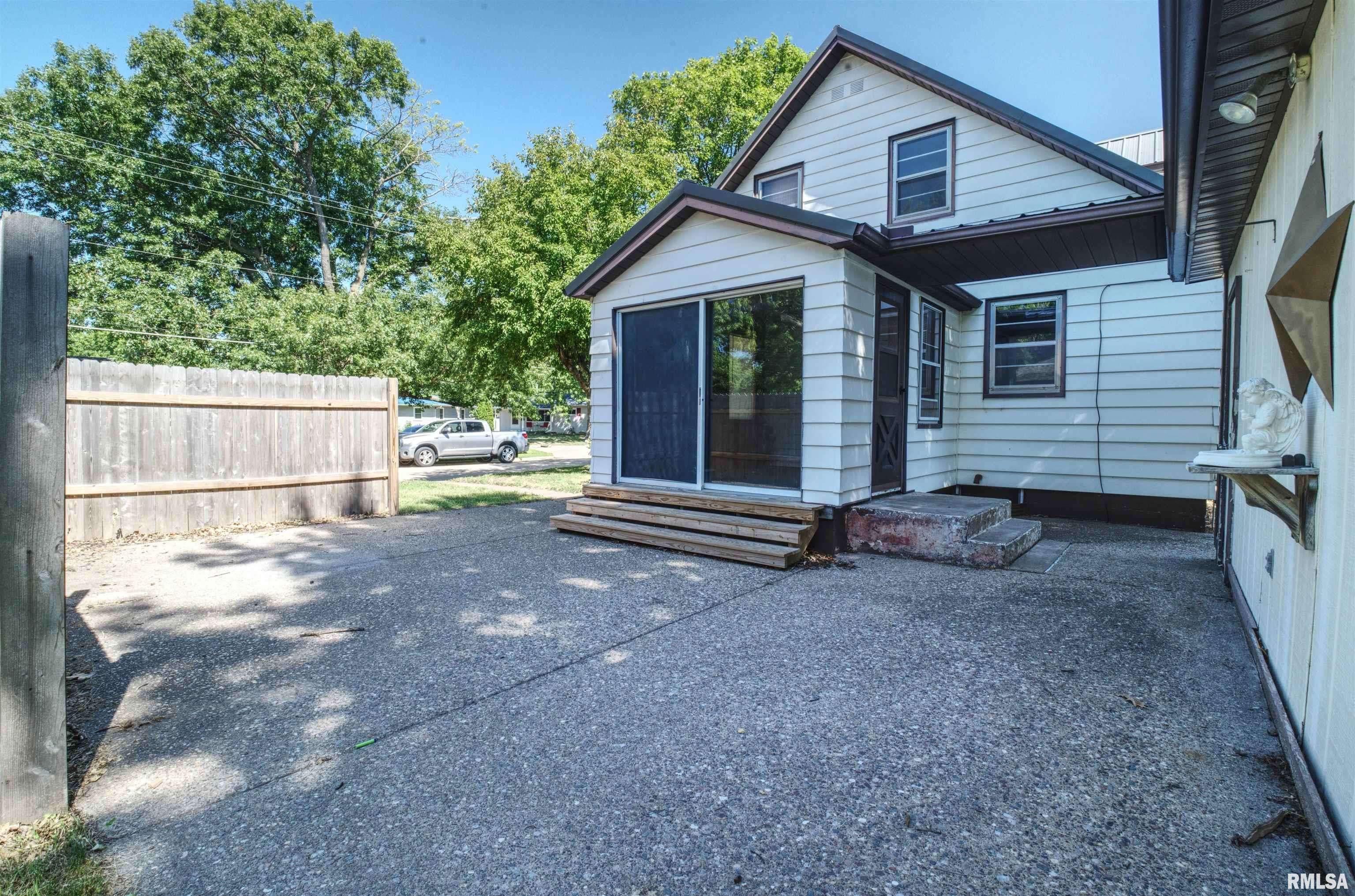 Camanche, IA 52730,1221 4TH ST