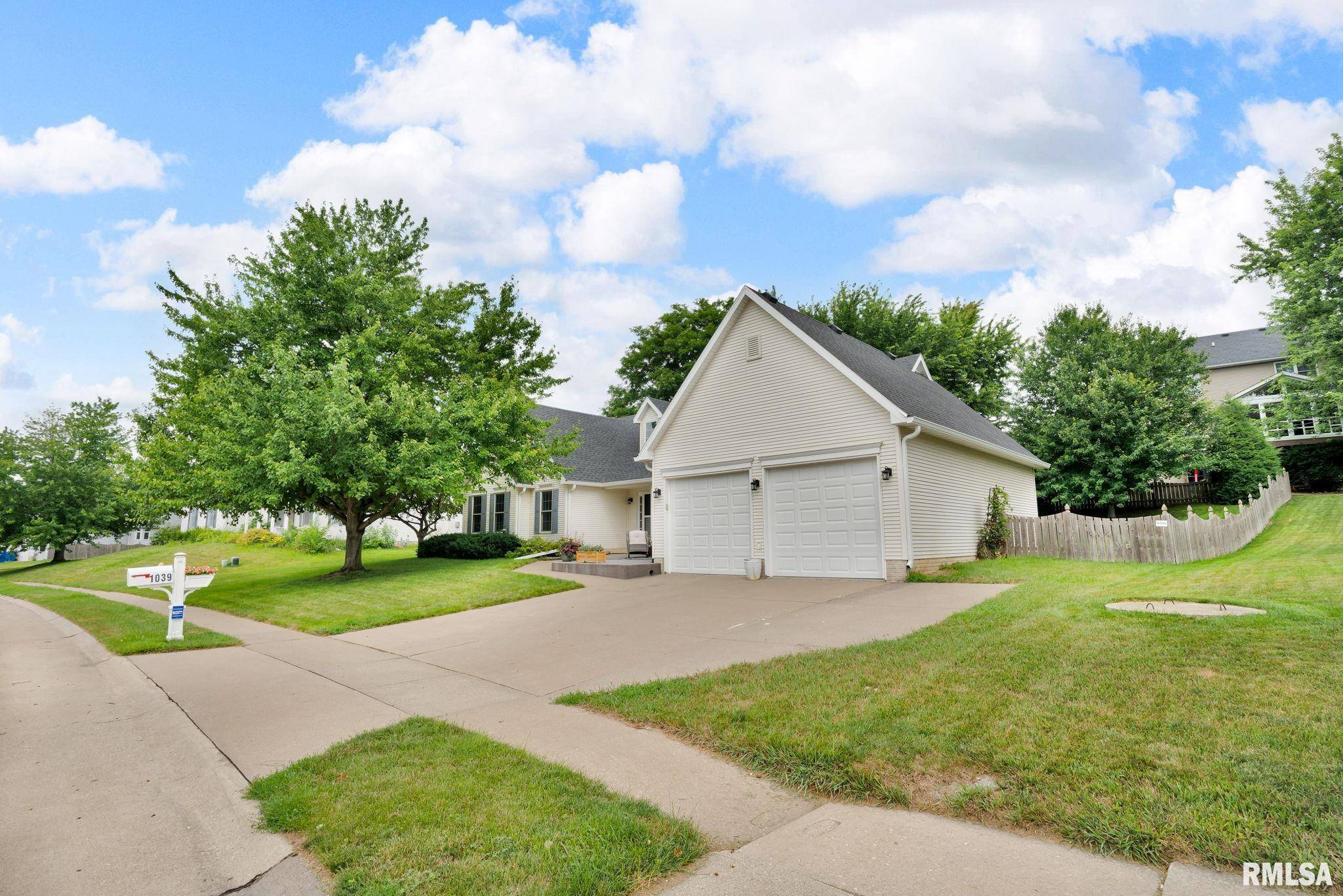 Le Claire, IA 52753,1039 BLUFF LN