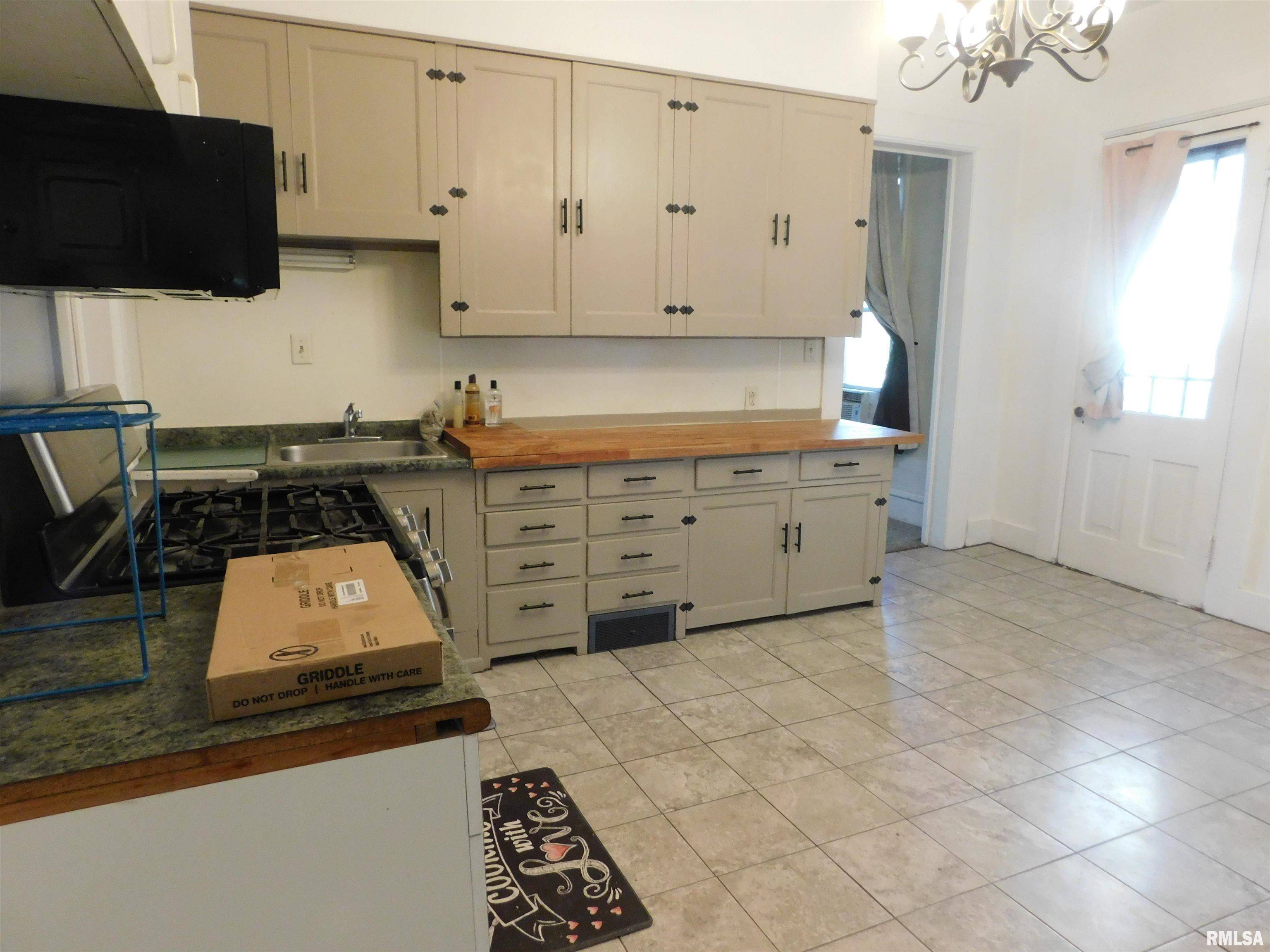 Moline, IL 61265,1624 9TH AVE