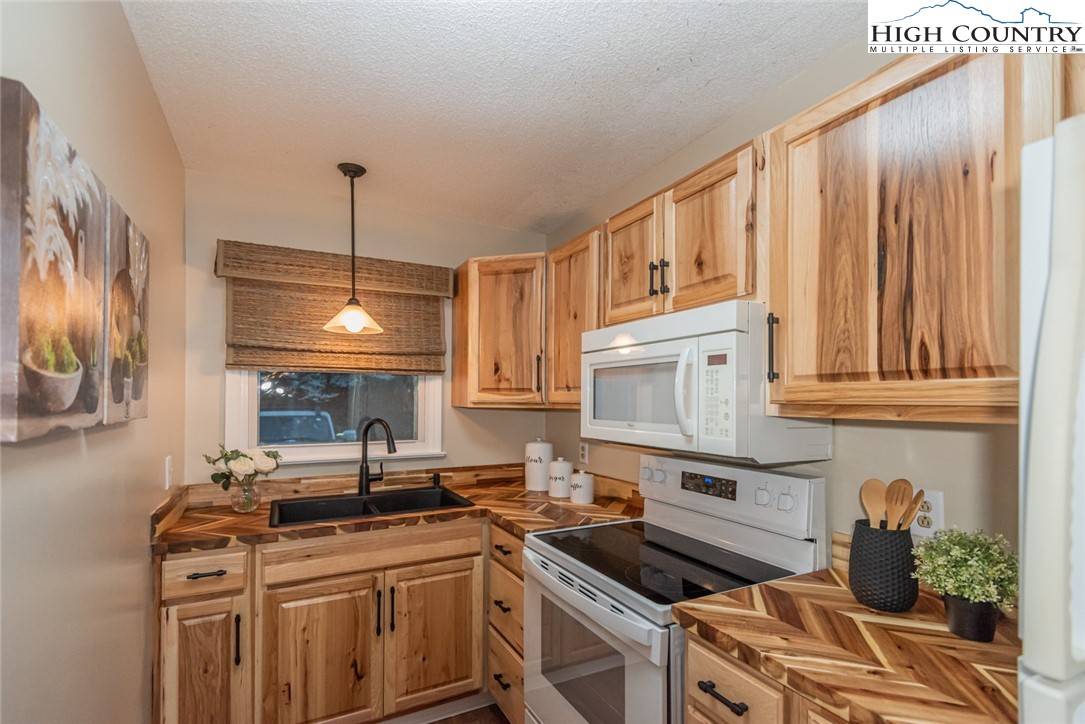 West Jefferson, NC 28694,4086 Nettle Knob RD #U205