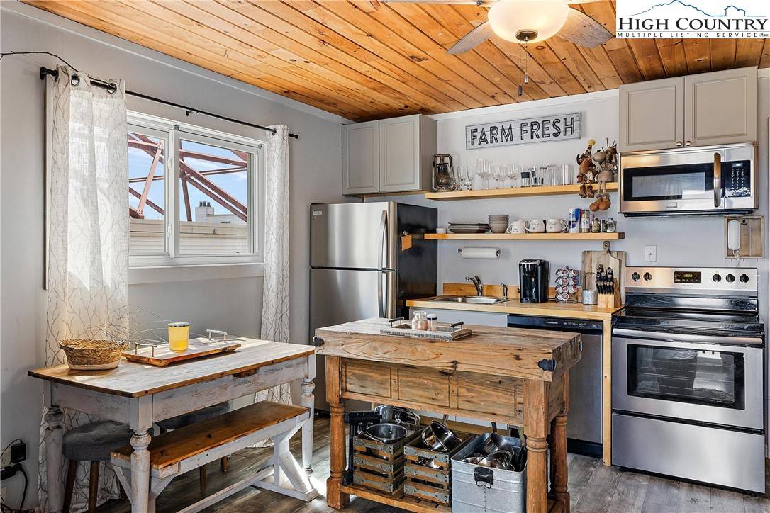 Beech Mountain, NC 28604,301 Pinnacle Inn RD #3302