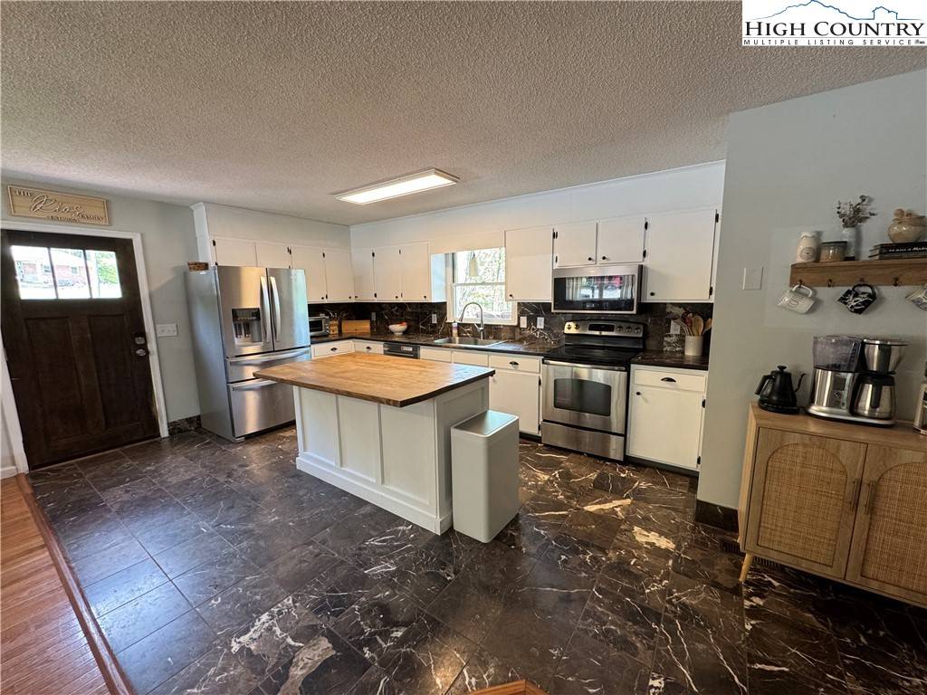 West Jefferson, NC 28694,506 Greenbriar DR
