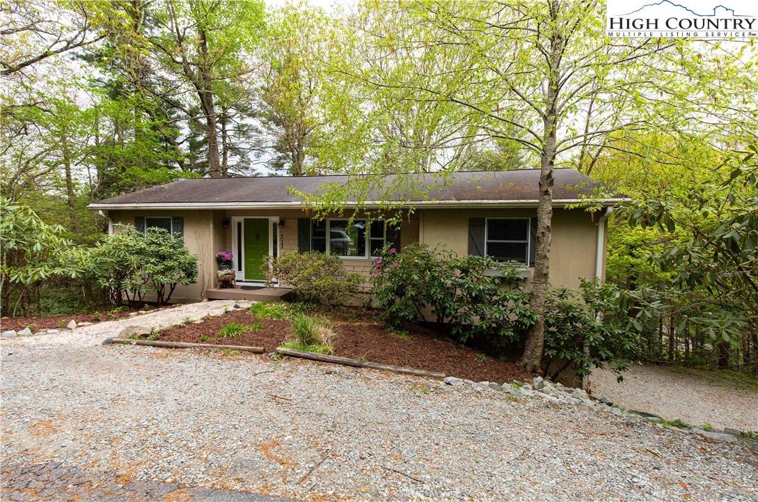 Blowing Rock, NC 28605,212 White Pines RD