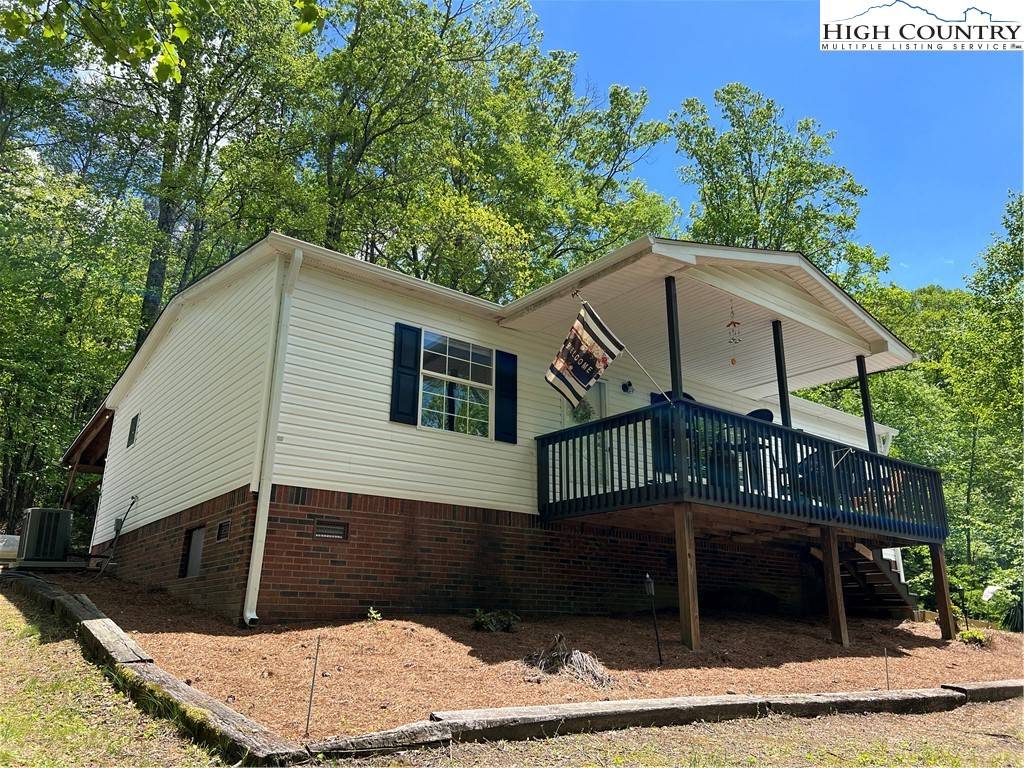 Roaring Gap, NC 28668,905 Lyons RD