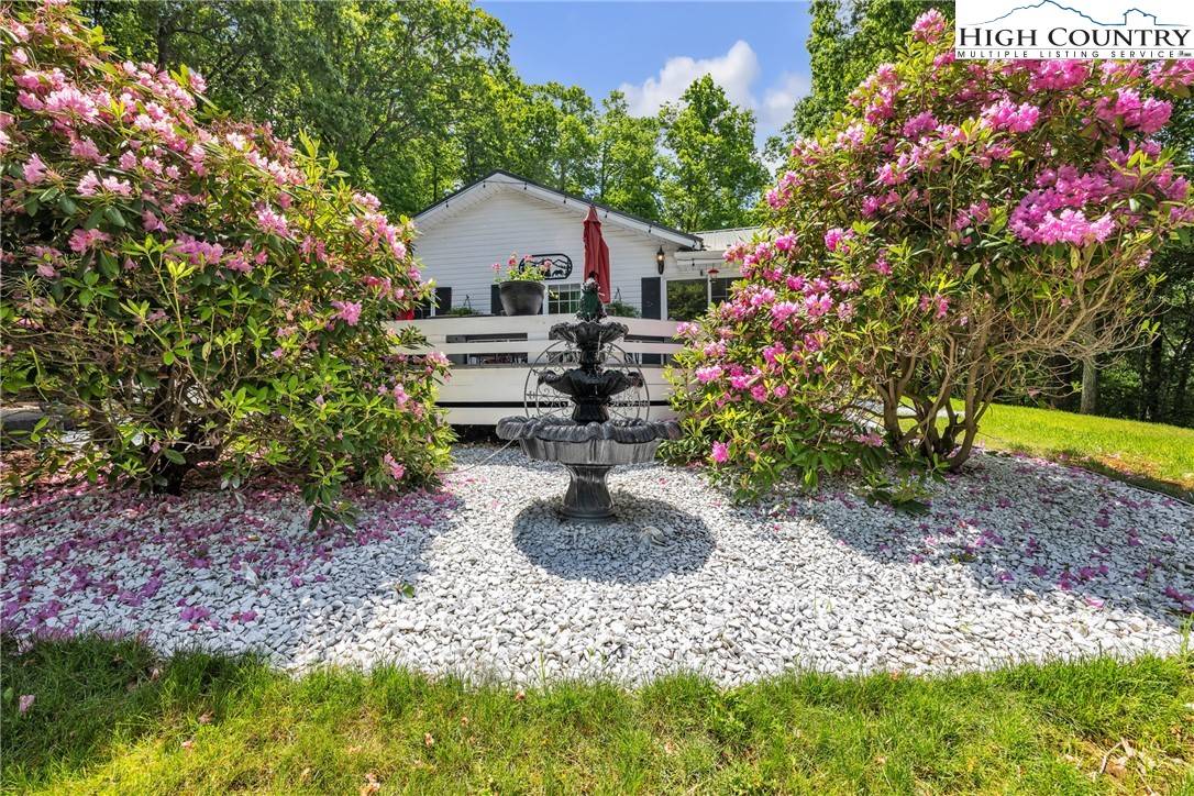 West Jefferson, NC 28694,162 Candle ST