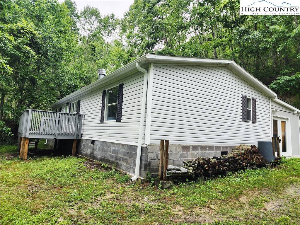 Vilas, NC 28692,876 Courtney LN