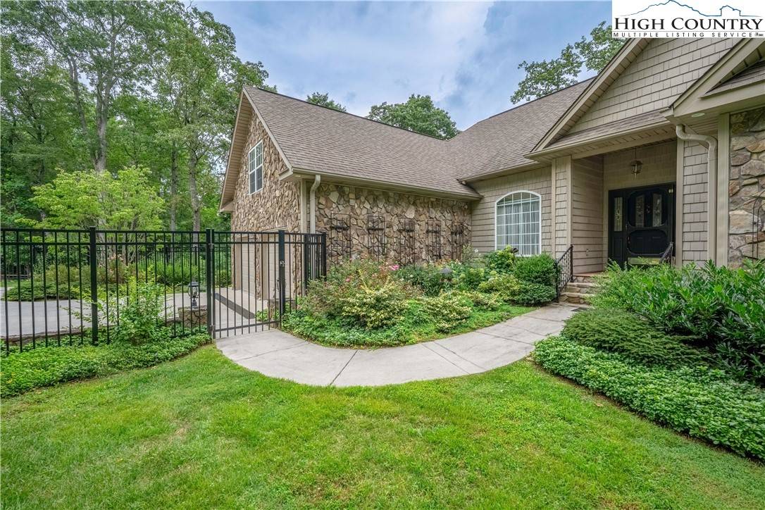 Roaring Gap, NC 28627,633 Country Club RD
