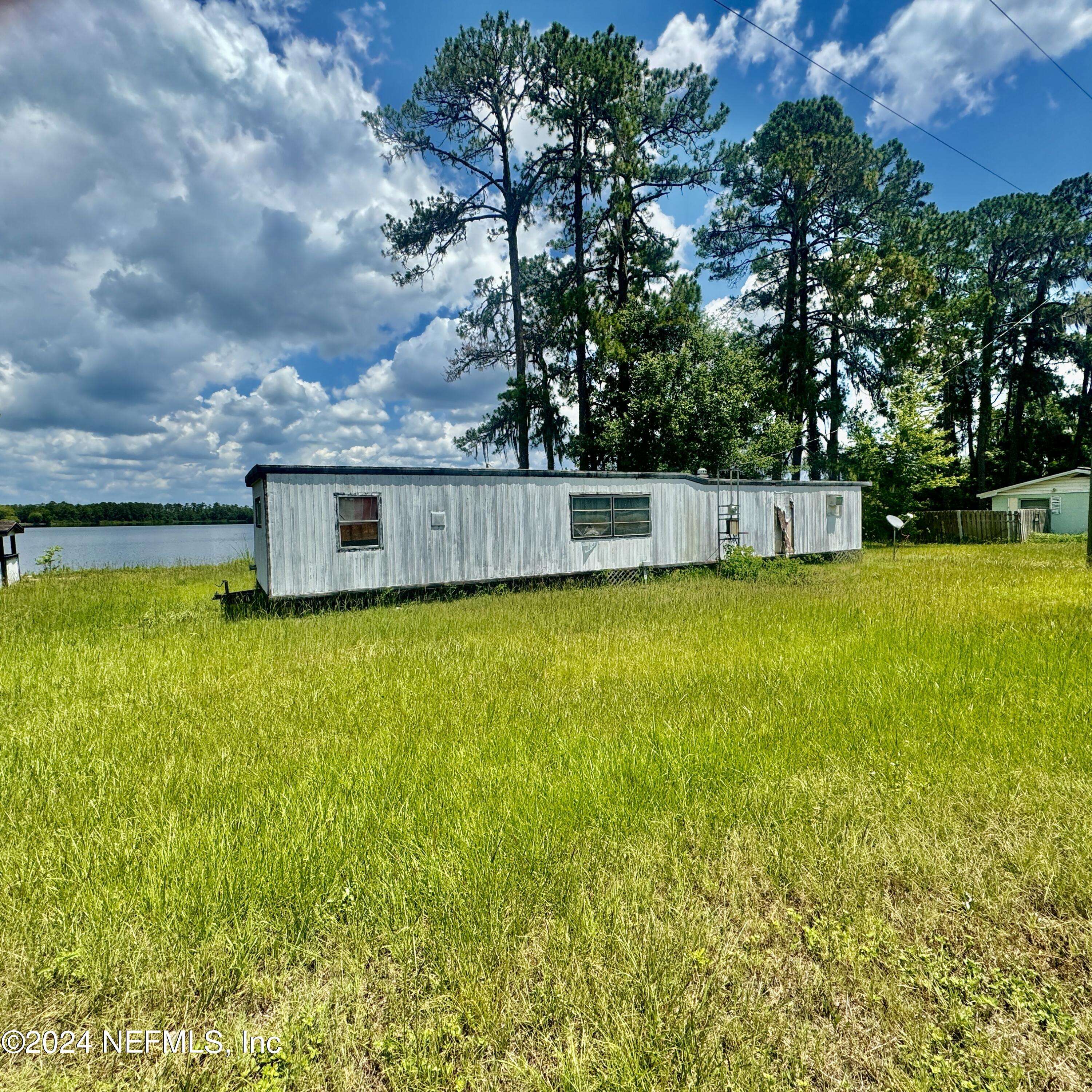 Interlachen, FL 32148,966 STATE ROAD 20