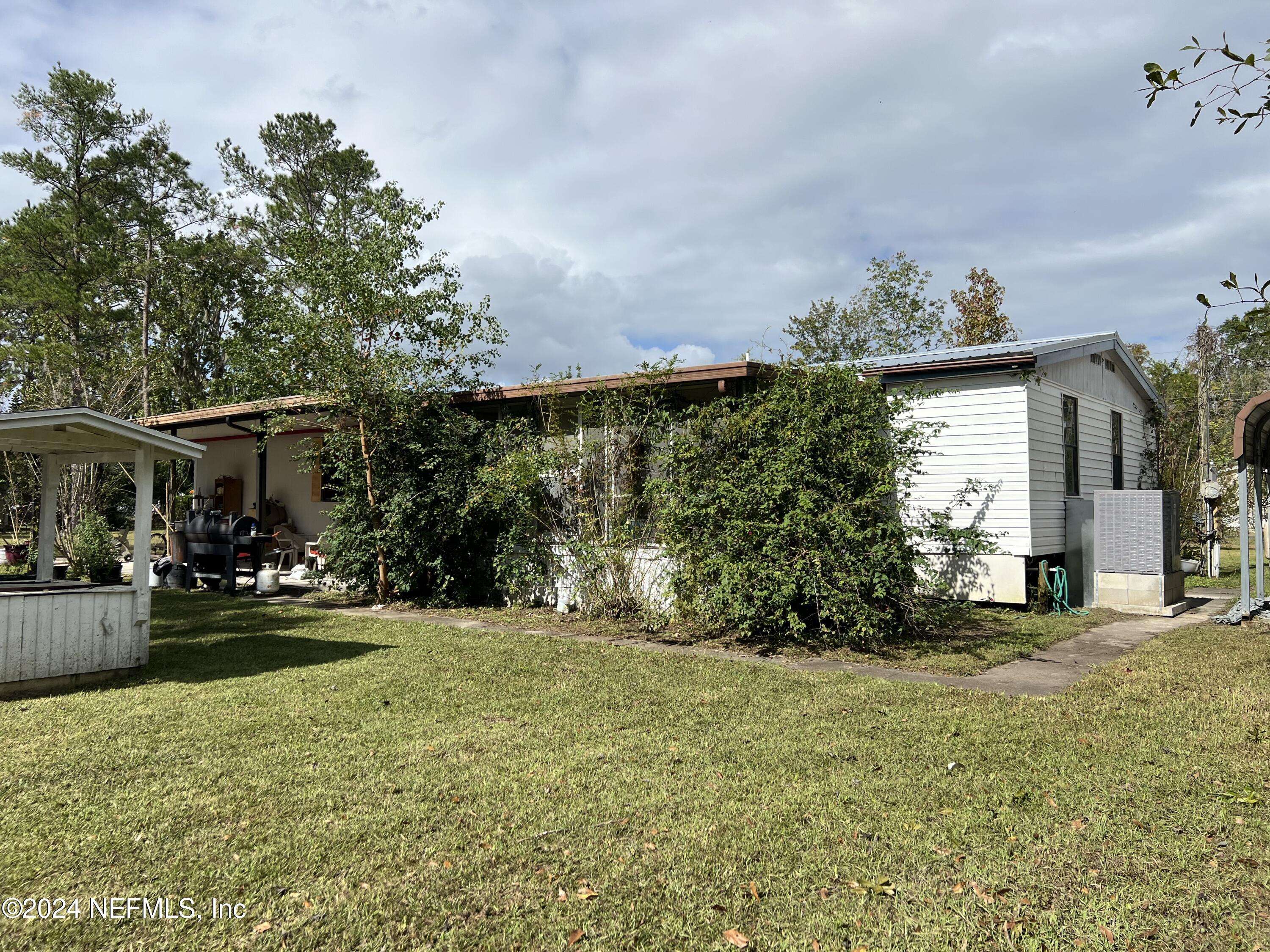 Satsuma, FL 32189,107 EDGEWATER RD