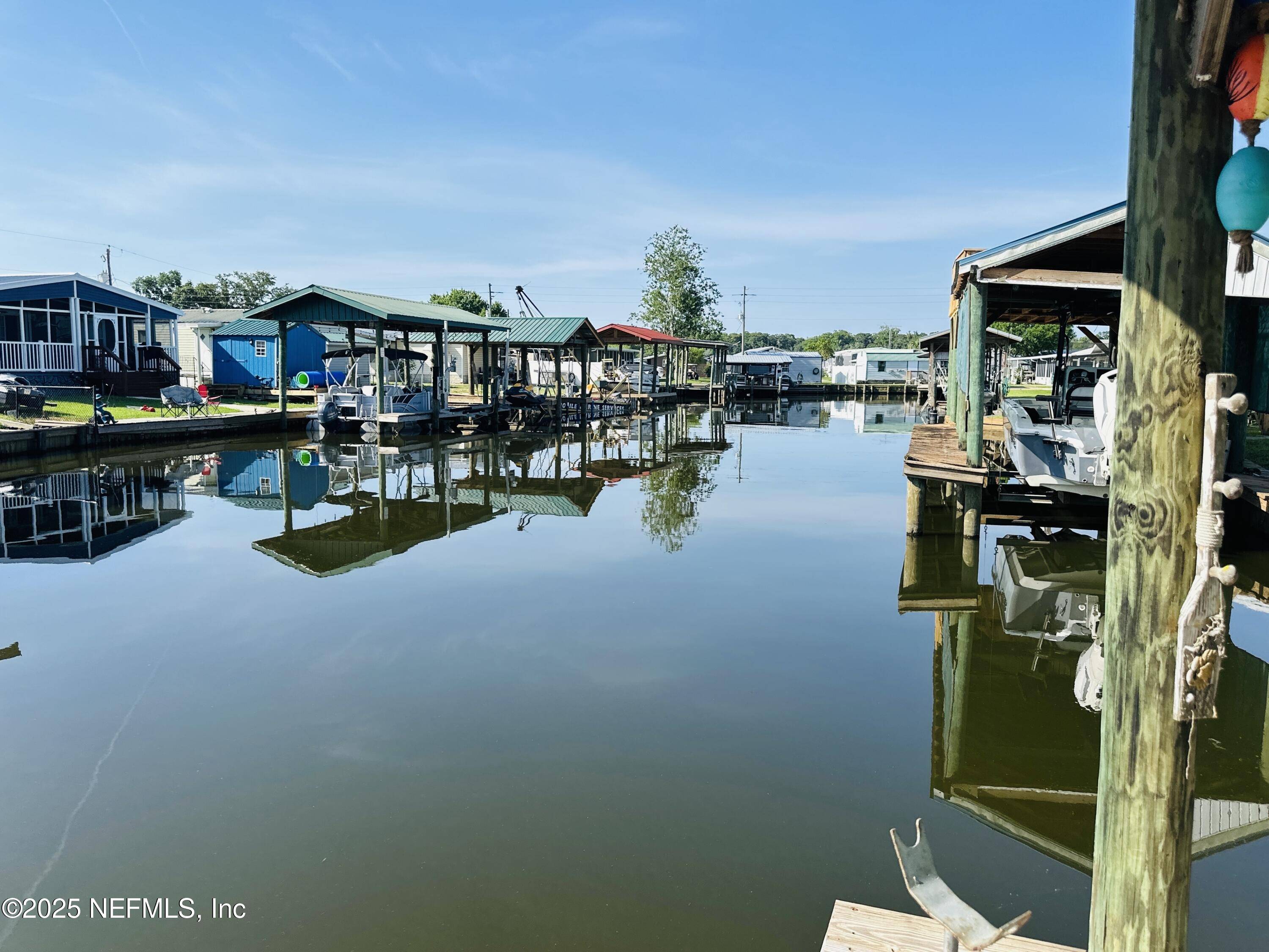 Welaka, FL 32193,122 PARADISE DR