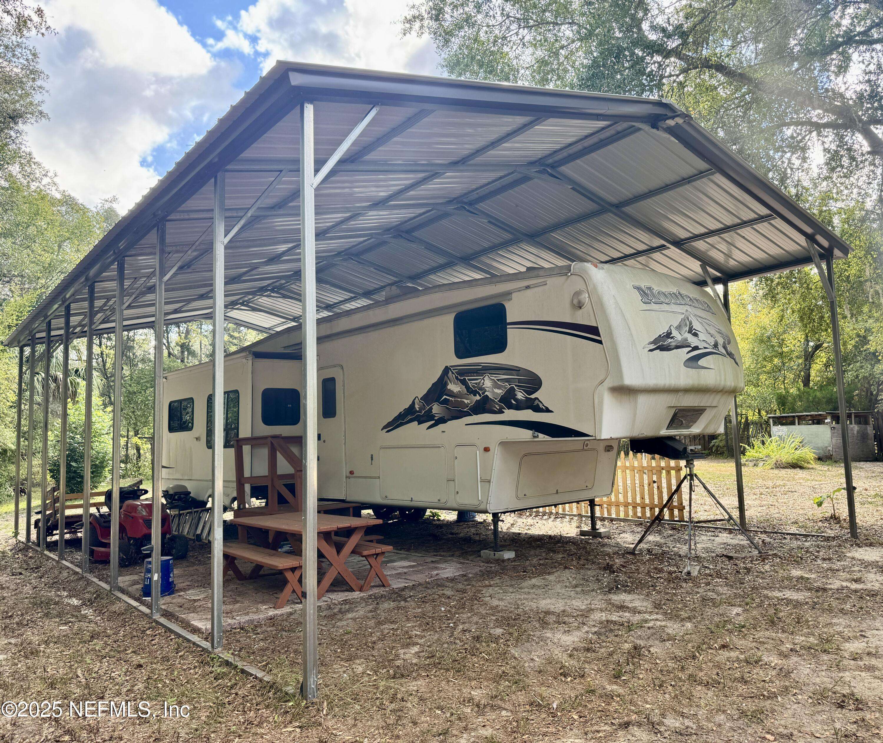 Interlachen, FL 32148,240 LAKEVIEW CT