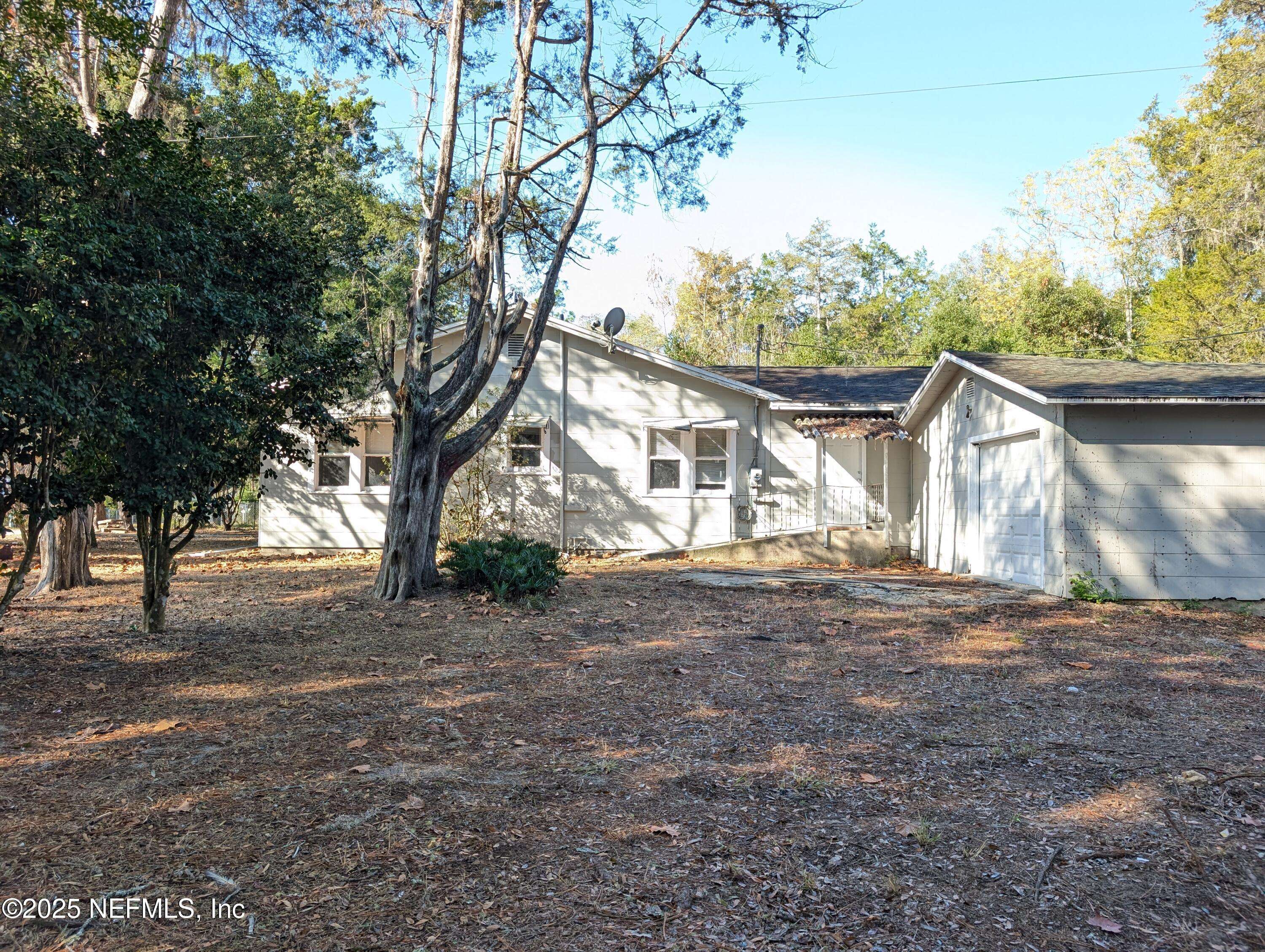 Interlachen, FL 32148,220 2ND WAY