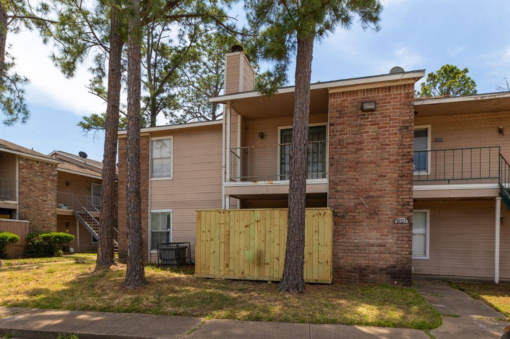 Houston, TX 77088,7402 Alabonson RD #801
