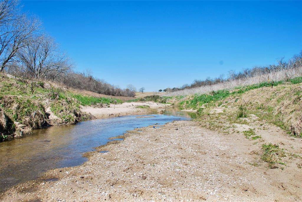 Hallettsville, TX 77964,866 County Road 1