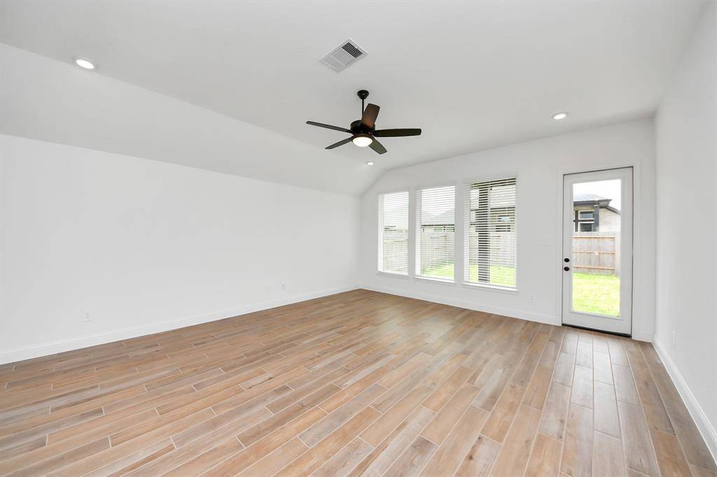 Conroe, TX 77302,15885 Hayes Market LOOP