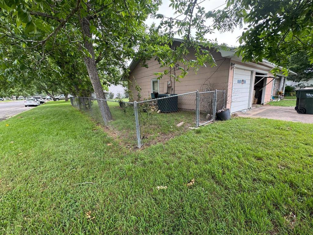 Weimar, TX 78962,406 W North ST