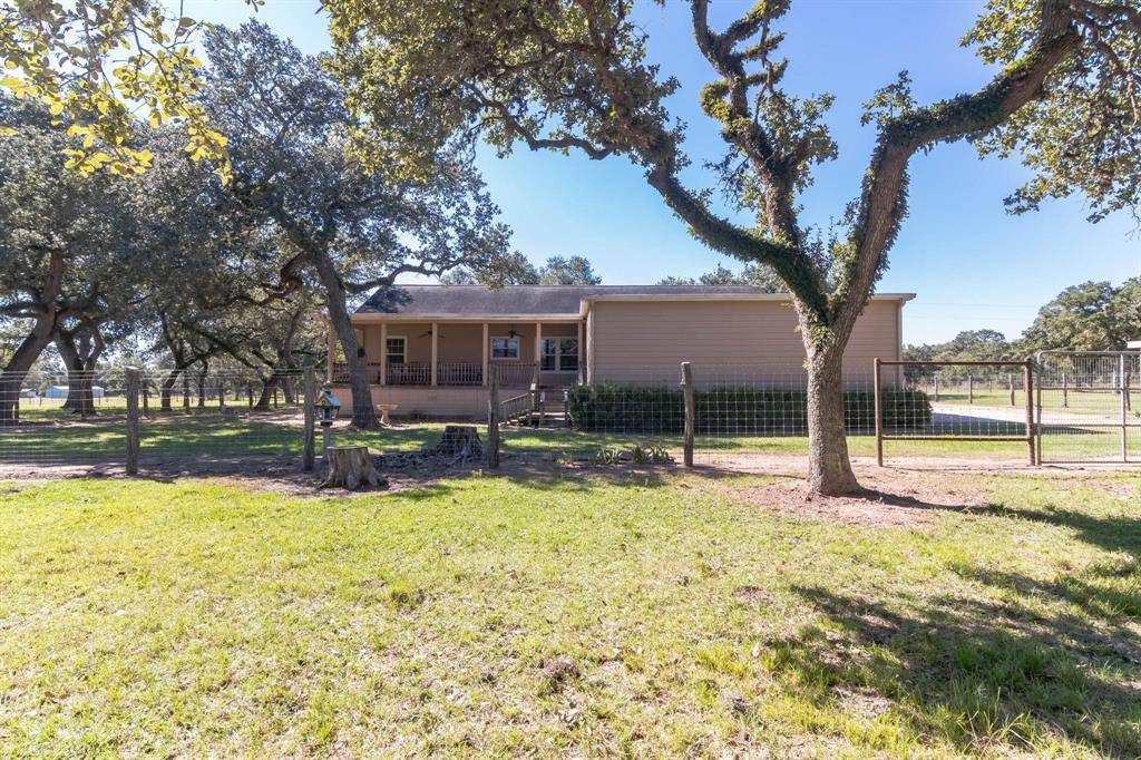 Hallettsville, TX 77964,97 Private Road 1052