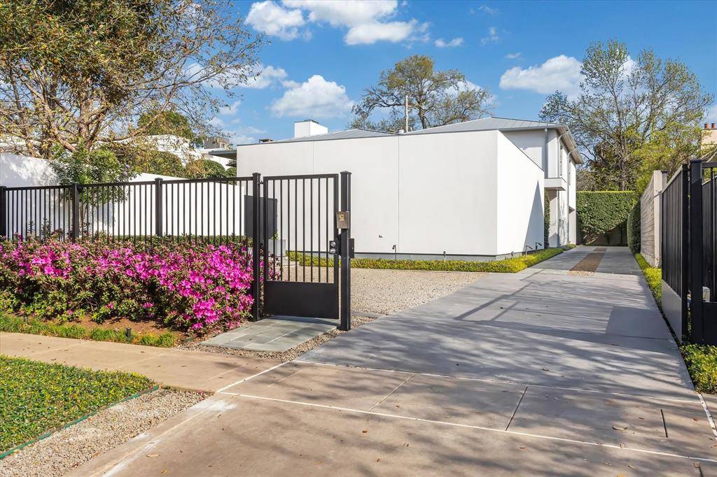 Houston, TX 77019,3266 Locke LN