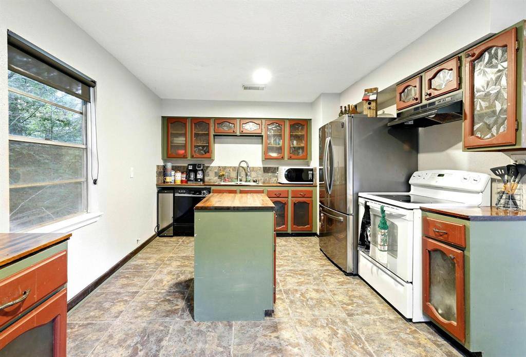 Point Blank, TX 77364,71 White Oak ST