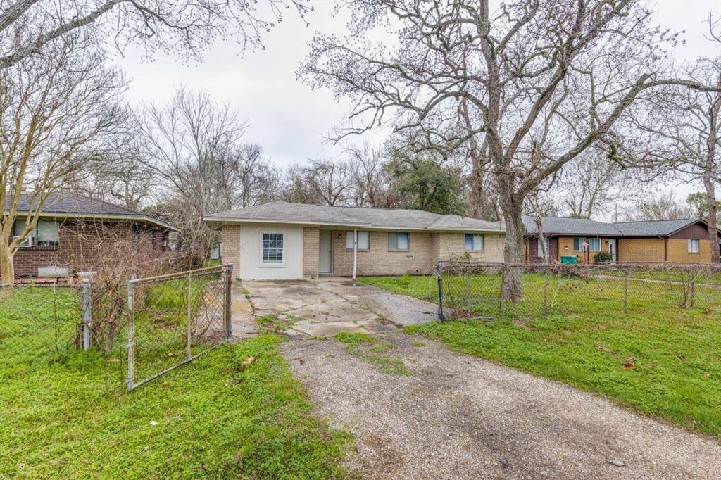 La Marque, TX 77568,206 Prune ST