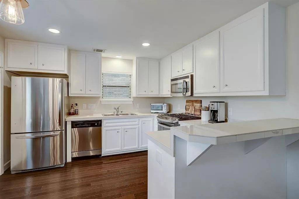 Houston, TX 77022,827 E 36th ST