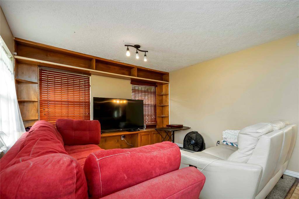 Houston, TX 77033,5602 Thrush DR