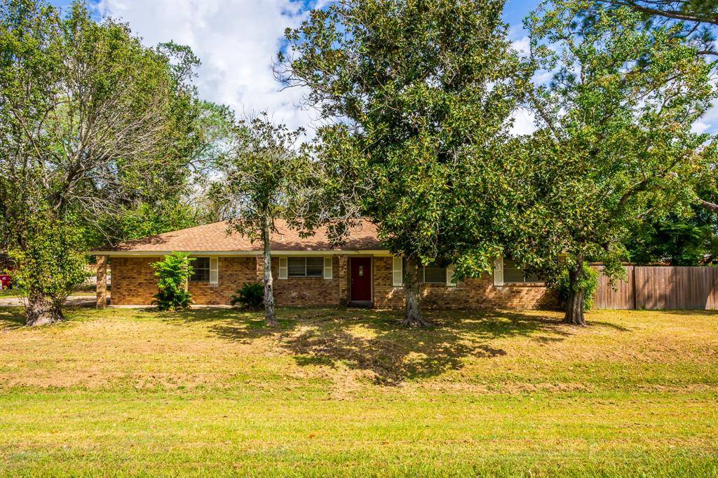 Van Vleck, TX 77482,102 Live Oak